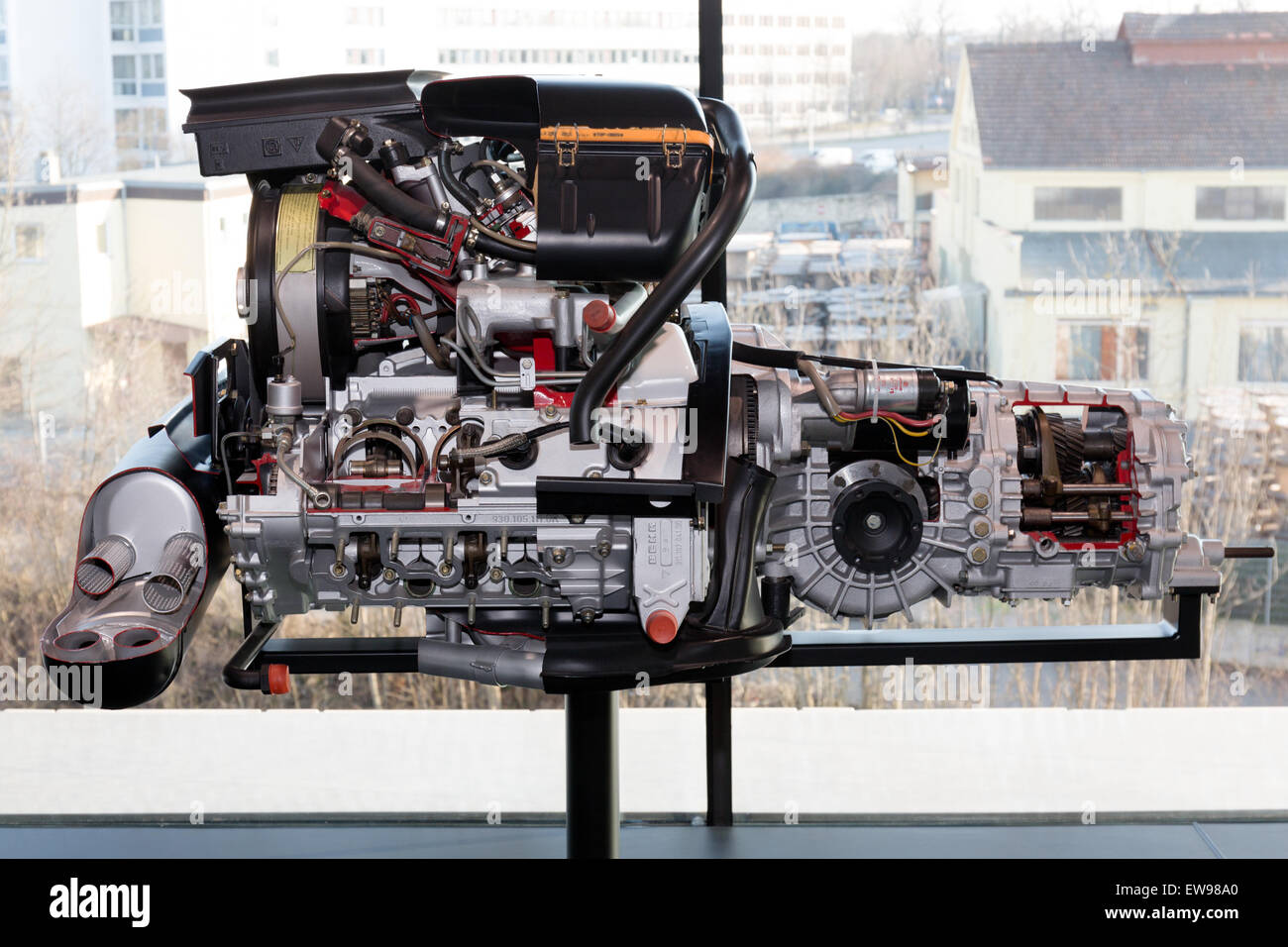 Le moteur Porsche 930-60, exposé au Musée Porsche, un moteur six cylindres à plat turbocompressé de la légendaire Porsche 911 Turbo. Banque D'Images