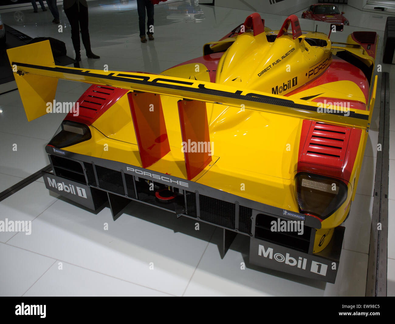 La Porsche RS Spyder est une voiture de sport hautes performances conçue pour les courses d'endurance. Voici la vue arrière droite de la voiture au Musée Porsche, mettant en évidence son design aérodynamique et son ingénierie de précision utilisés dans les compétitions de sport automobile. Banque D'Images