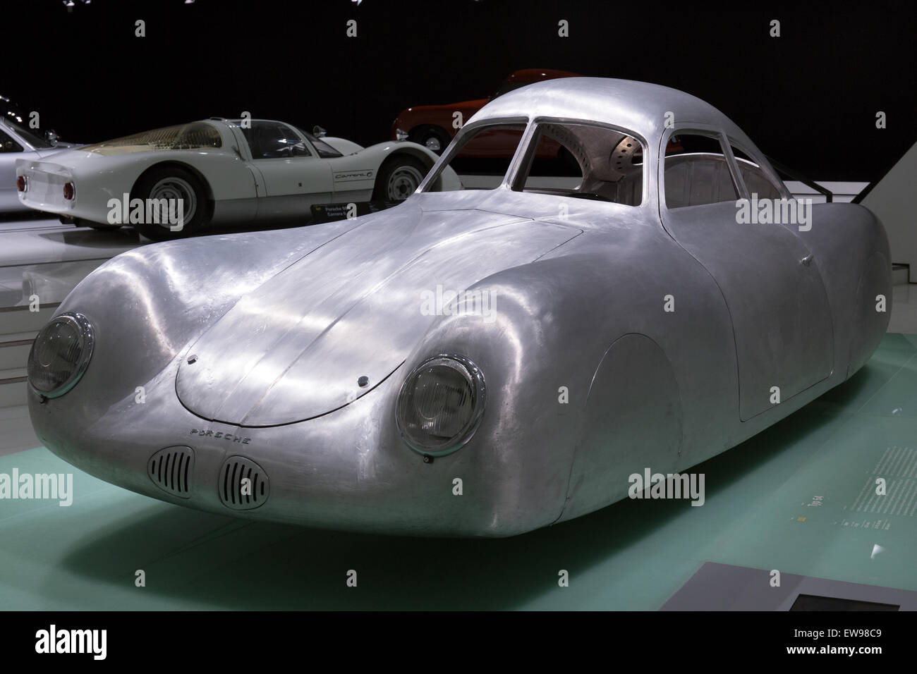 La Porsche Typ 64, exposée au musée Porsche, est un élément important de l'histoire automobile. Conçu par Ferdinand Porsche, ce modèle de pré-production a influencé le développement des véhicules Porsche ultérieurs et est célèbre pour son design épuré et ses performances. Banque D'Images