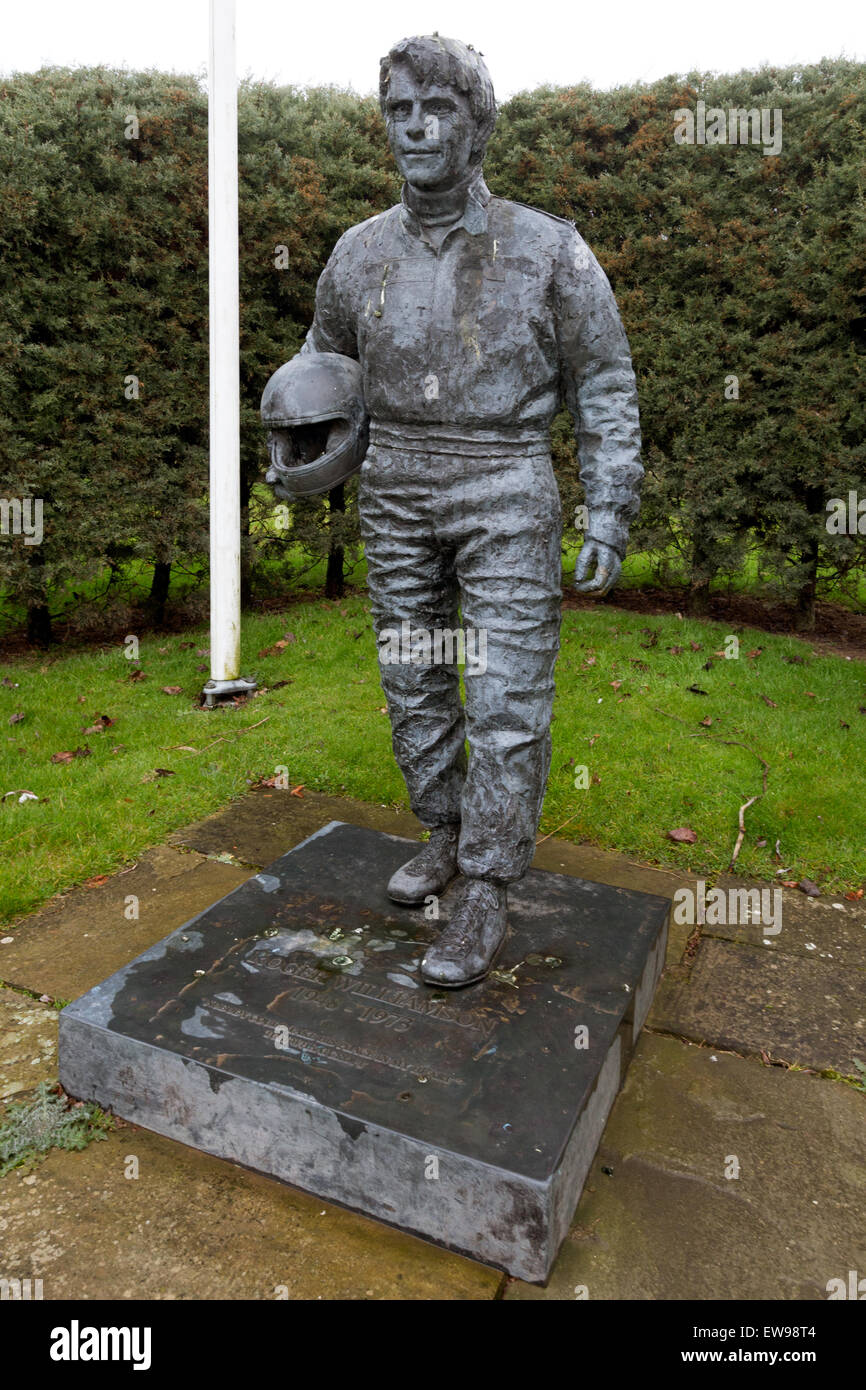 La statue de Roger Williamson à Donington Park commémore la vie du pilote britannique de formule 1, connu pour sa mort tragique lors du Grand Prix des pays-Bas 1973. Il s'agit d'un hommage à sa contribution au sport automobile. Banque D'Images