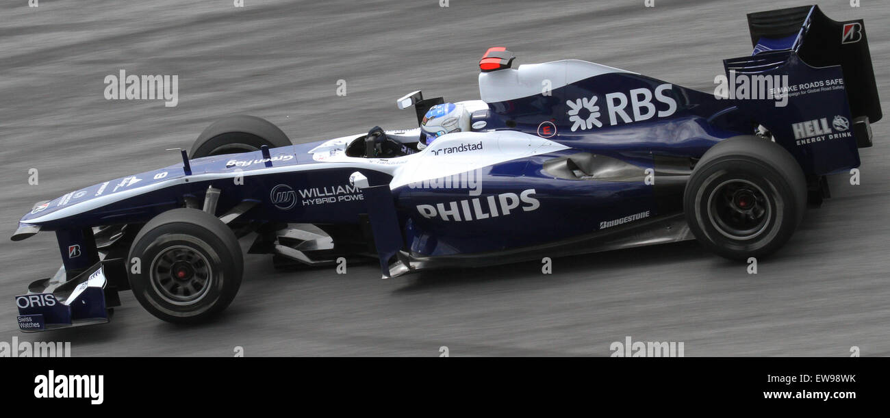 Rubens Barrichello lors du Grand Prix de formule 1 de Malaisie 2010, participe à la première séance d'essais libres. Barrichello, un pilote chevronné, a testé les performances de sa voiture sur le circuit de Sepang, préparant le week-end de course. Banque D'Images