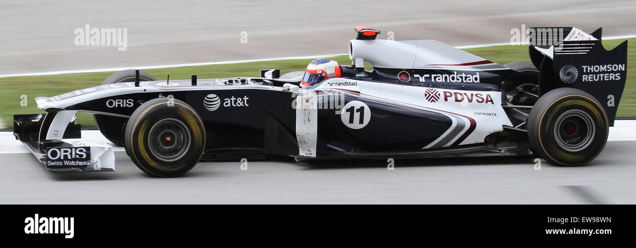 Cette image capture Rubens Barrichello lors de la session FP2 du Grand Prix de Malaisie 2011. Barrichello, un pilote vétéran de formule 1, est vu en compétition dans sa dernière saison dans le sport, mettant en valeur son expérience et son habileté sur la piste. Banque D'Images