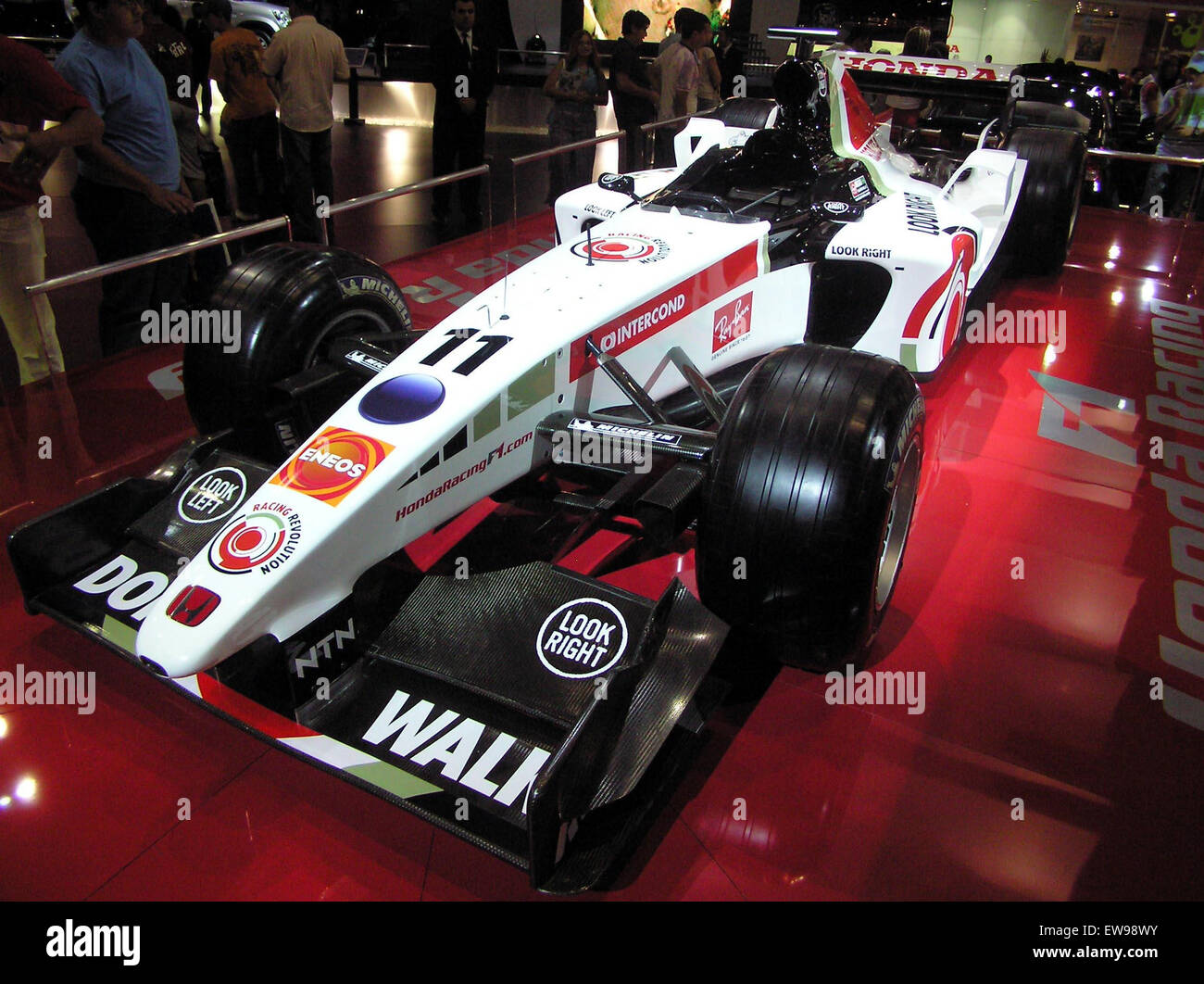 Une photographie de Rubens Barrichello conduisant une Honda F1 lors de la saison 2006 de formule 1. L'image montre le pilote brésilien en action, mettant en valeur le design élégant de la voiture et l'intensité du sport automobile à grande vitesse. La photographie représente la carrière de Barrichello en F1, avec Honda comme équipe durant cette saison. Banque D'Images