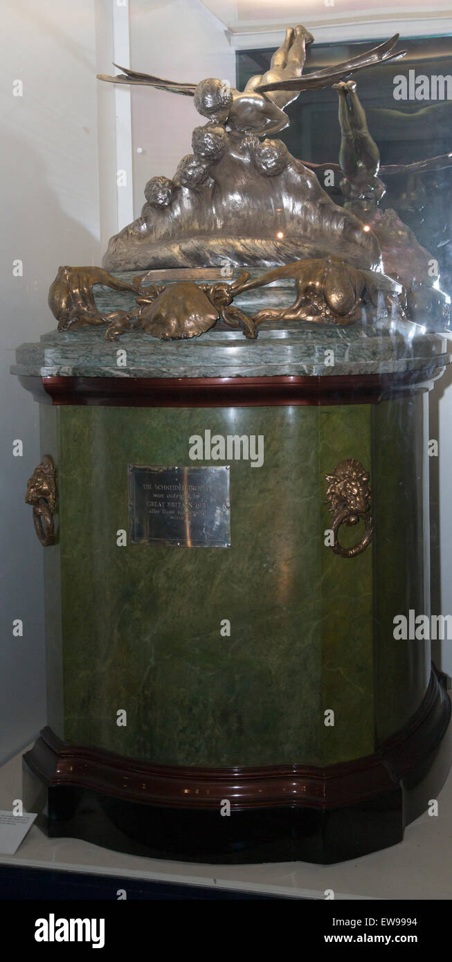 Le Trophée Schneider, présenté au Science Museum de Londres, est un prestigieux prix aéronautique récompensant la vitesse et l'innovation dans la conception d'avions. Banque D'Images