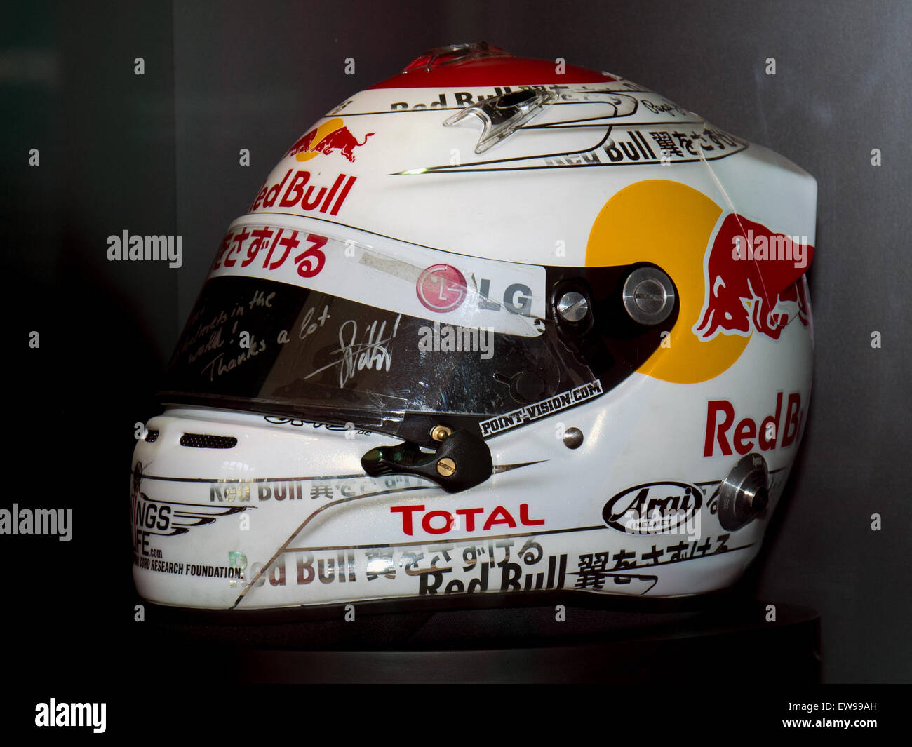 Le casque de Sebastian Vettel, porté lors du Grand Prix du Japon 2010 à Suzuka, est un élément distinctif de son équipement de course. Le casque présente un design unique symbolisant le style personnel de Vettel et son lien avec le sport pendant cette course mémorable. Banque D'Images