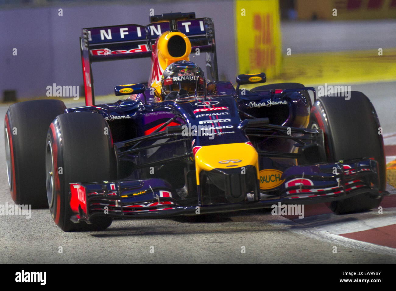 Sebastian Vettel, quadruple Champion du monde de formule 1, participe au Grand Prix de Singapour 2014, en particulier lors de la troisième séance d'essais libres. Sa performance dans cette course a contribué à sa réputation dans l'histoire du sport automobile. Banque D'Images