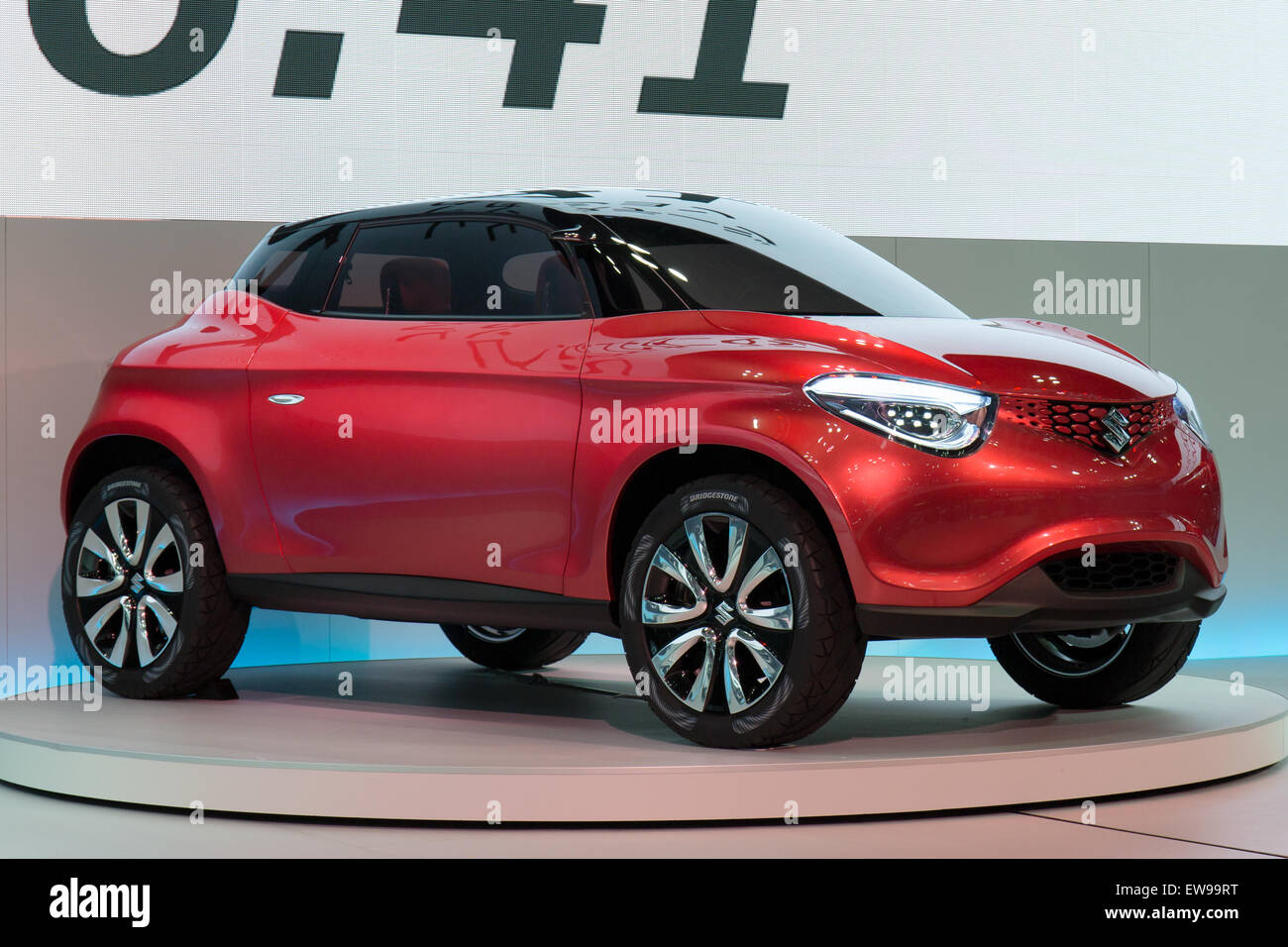 Le Suzuki Crosshiker, présenté au salon de l’automobile de Tokyo 2013, est un concept de VUS compact au design moderne, axé sur la polyvalence et l’efficacité énergétique. Il présente un style de carrosserie futuriste et angulaire, des technologies innovantes et un groupe motopropulseur hybride, soulignant l'engagement de Suzuki envers la durabilité et la conception automobile avancée. Banque D'Images