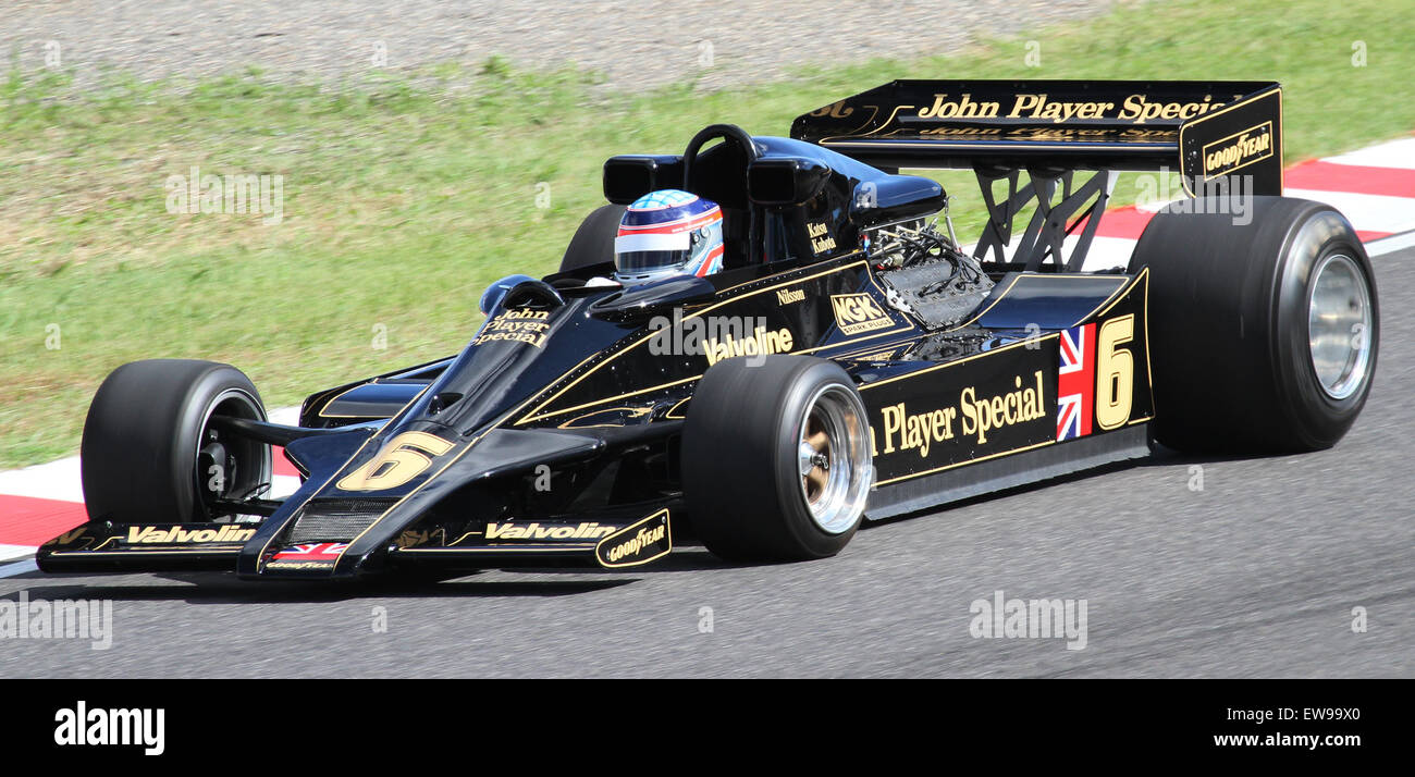 Sur cette image, Takuma Sato présente la classique Lotus 78 formule 1 lors d'une exposition au Japon en 2010. La Lotus 78, connue pour son design innovant à effet de sol, a révolutionné l'aérodynamisme en formule 1. Banque D'Images