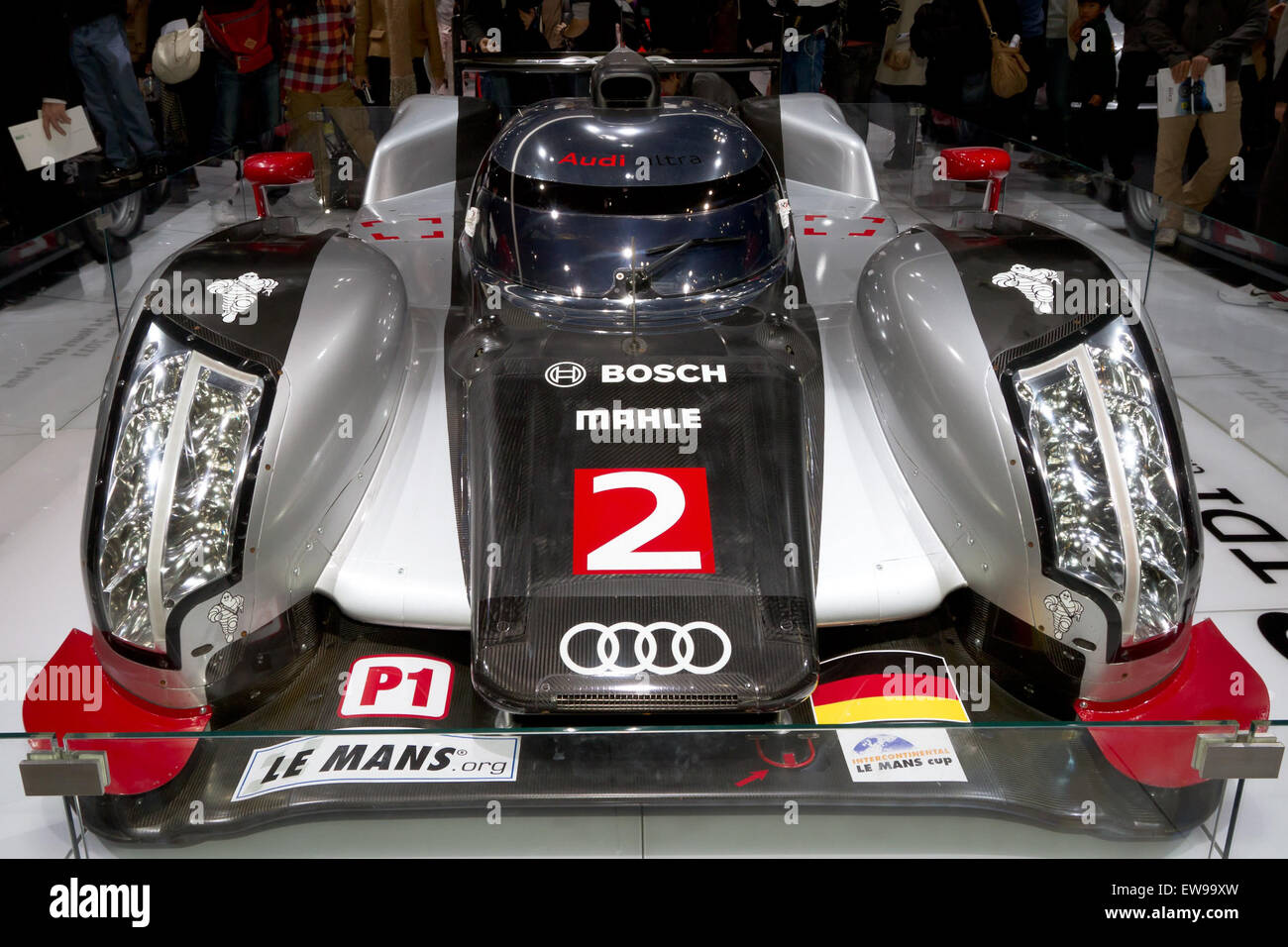 L'Audi R18 TDI, présentée au salon de l'automobile de Tokyo 2011, illustre l'engagement d'Audi en faveur de l'innovation dans les courses d'endurance. Avec sa technologie de moteur diesel, la R18 TDI est un symbole de la domination d'Audi dans les sports mécaniques et de son accent sur la performance durable. Banque D'Images