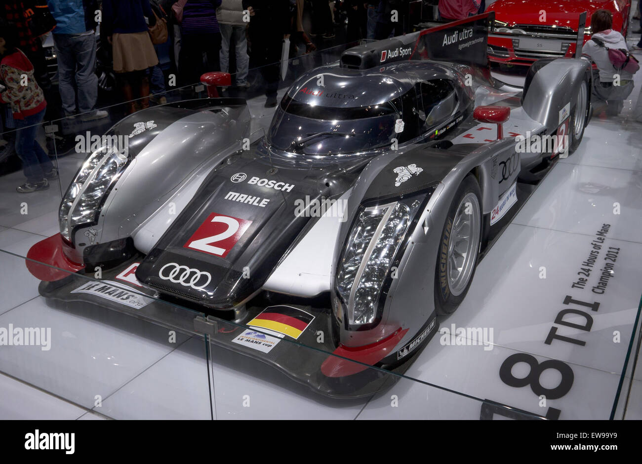 L’Audi R18 TDI, présentée au salon de l’automobile de Tokyo 2011, représente l’innovation technologique d’Audi dans le domaine du sport automobile. La voiture est conçue pour les courses d'endurance, mettant en valeur l'efficacité et les performances de la technologie diesel. Banque D'Images
