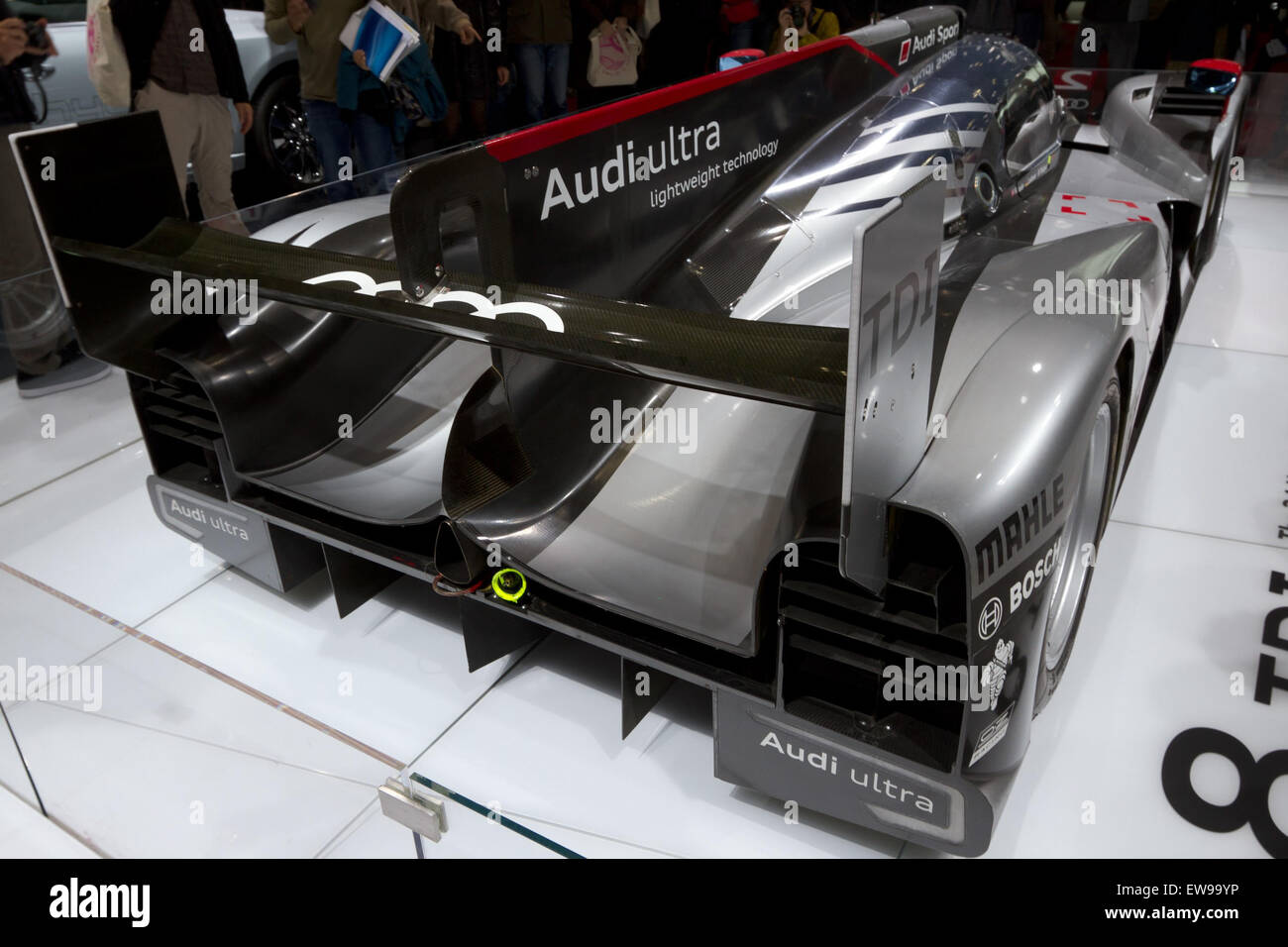 L'Audi R18 TDI, dévoilée au salon de l'automobile de Tokyo en 2011, était une voiture de course conçue pour les courses d'endurance, dotée d'un aérodynamisme avancé et d'un groupe motopropulseur hybride. Il représentait l’engagement d’Audi en faveur de l’innovation dans la technologie du sport automobile. Banque D'Images