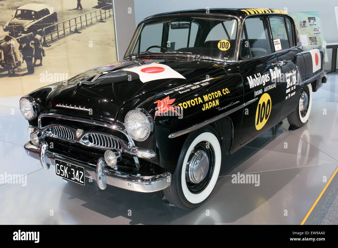 La Toyopet Crown RSD 1956, vue ici au Toyota automobile Museum, a participé au rallye d'Australie, mettant en valeur le design automobile japonais et son esprit de compétition dans le sport automobile international. Banque D'Images