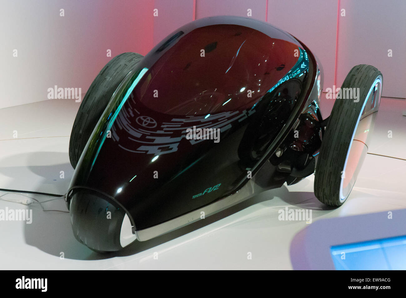 Le Toyota FV2, présenté au salon de l’automobile de Tokyo 2013, est un concept de véhicule innovant doté d’un design unique doté d’une technologie avancée pour le stationnement et la conduite. L'interface interactive et les caractéristiques futuristes du véhicule soulignent la vision de Toyota pour l'avenir de la mobilité et des transports. Banque D'Images