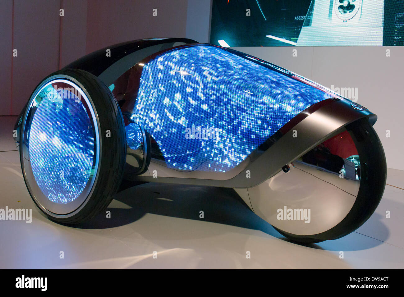 Le Toyota FV2, présenté au salon de l’automobile de Tokyo 2013, présente un design innovant avec une interface homme-machine unique. Dans cette vue, la voiture est montrée en mode parking, soulignant son design futuriste et compact destiné à révolutionner la mobilité personnelle. Banque D'Images