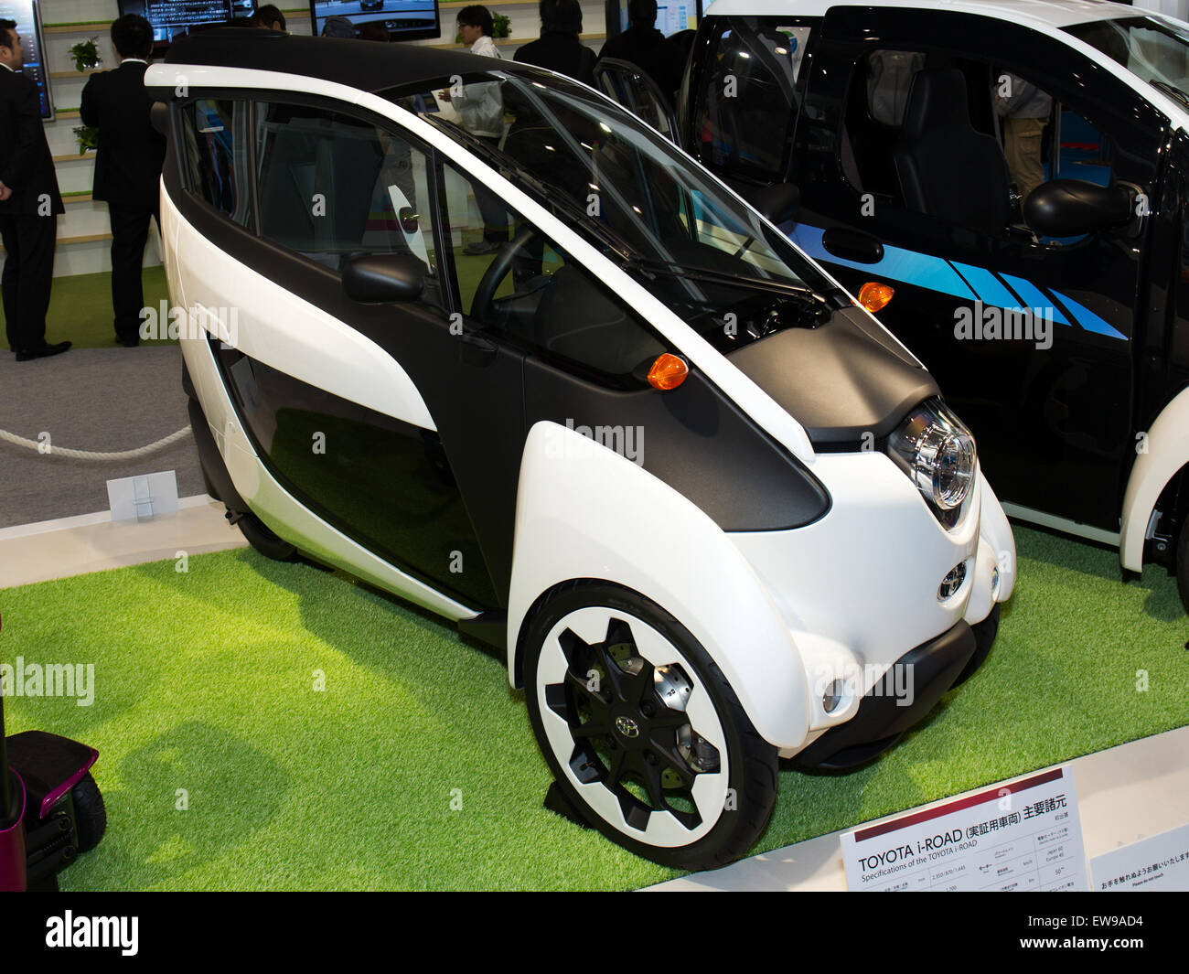 La Toyota i-Road, présentée au salon de l’automobile de Tokyo 2013, est un véhicule électrique compact conçu pour les environnements urbains. Sa conception unique à trois roues et son groupe motopropulseur efficace en font une solution innovante pour le transport urbain. Banque D'Images