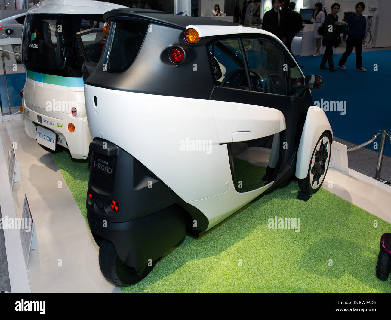 Une vue arrière droite de la Toyota i-Road, une version d'essai sur route, exposée au salon de l'automobile de Tokyo 2013. L’image illustre le design et les caractéristiques innovantes du véhicule électrique compact, mettant en évidence la vision de Toyota en matière de mobilité urbaine. Banque D'Images
