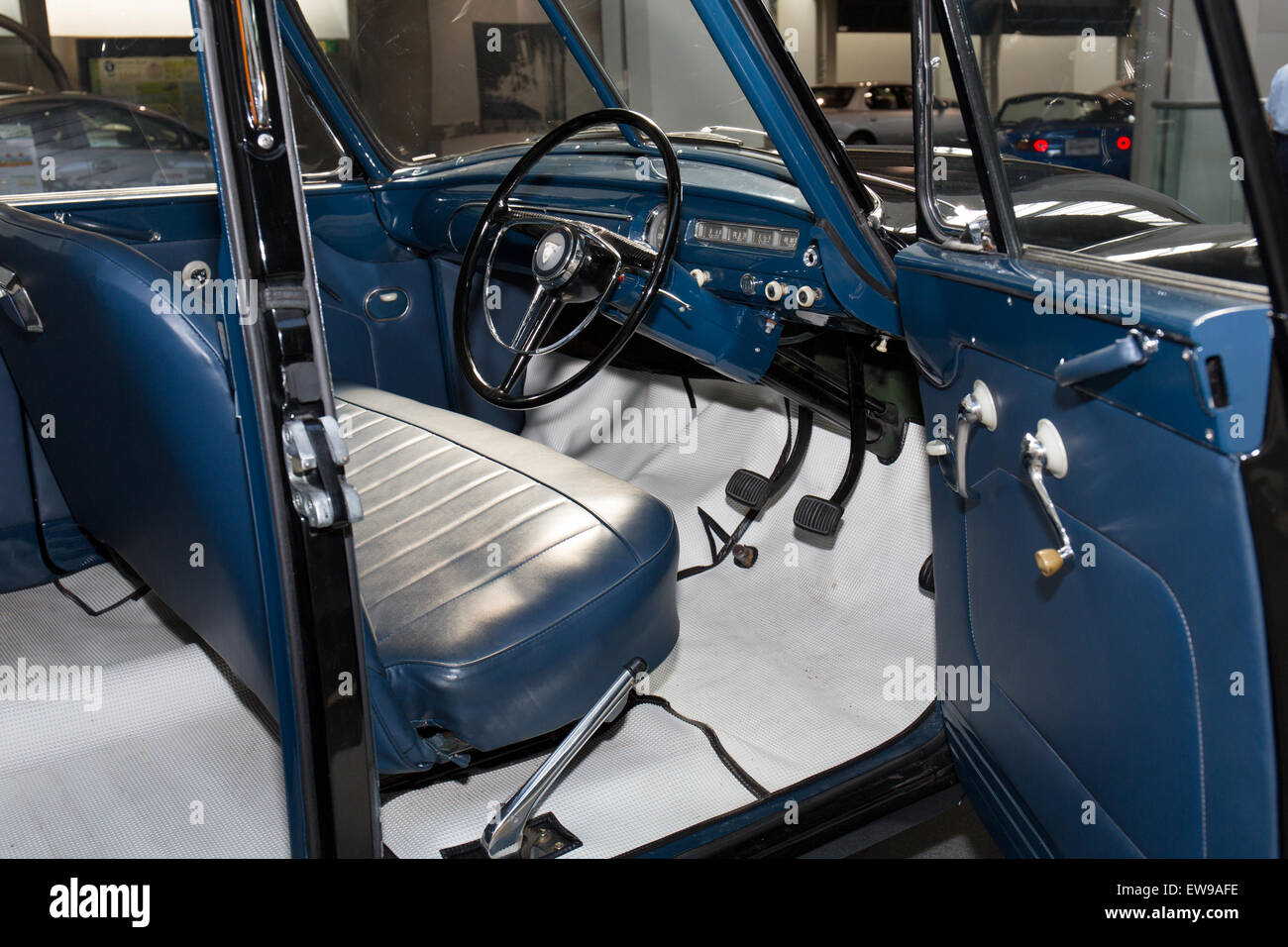 Le Tsukuba-Go (1935) est un véhicule d'époque exposé au Toyota automobile Museum. L'intérieur révèle l'esthétique du design et l'histoire automobile du Japon du début du XXe siècle. Banque D'Images