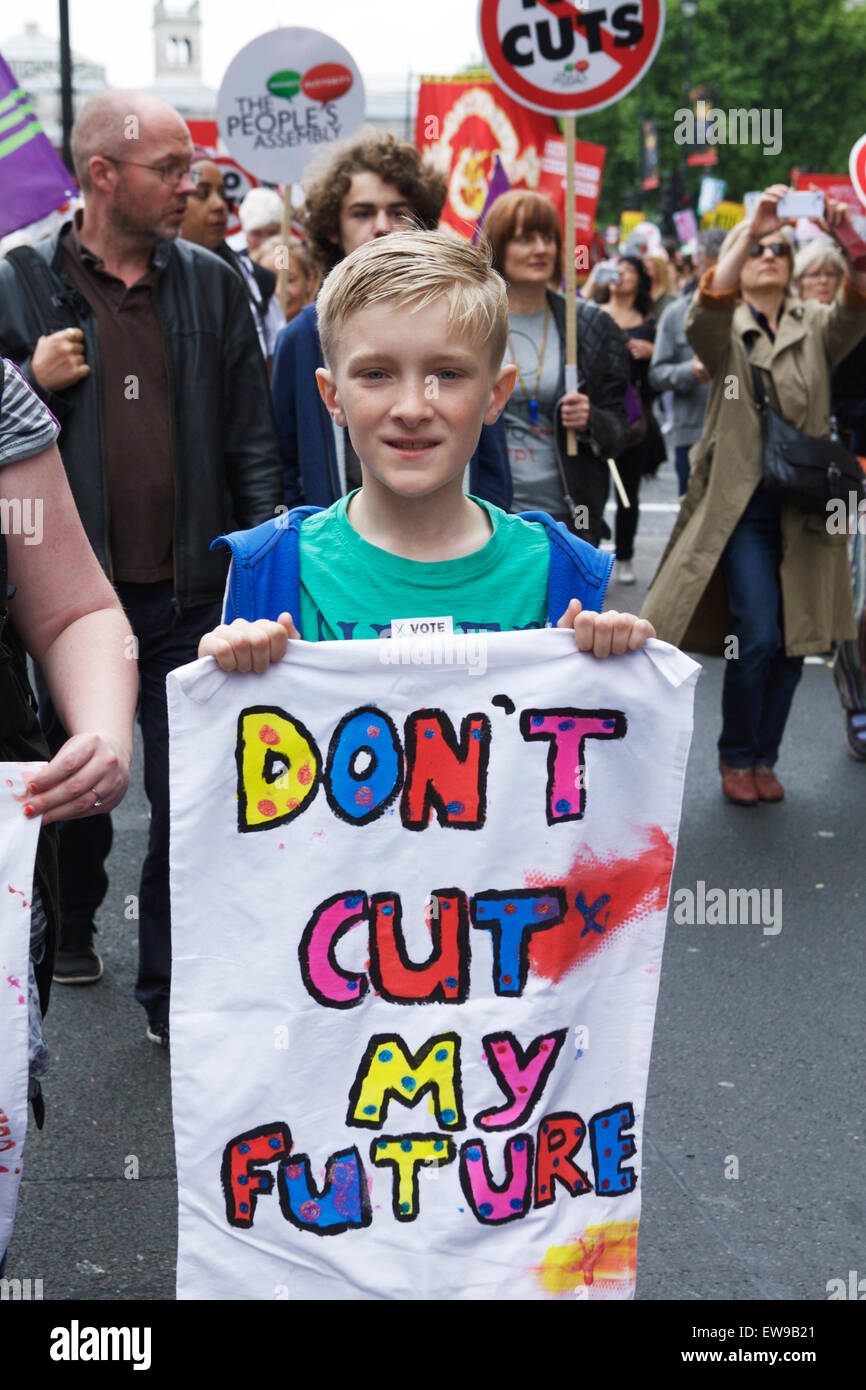 Londres, Royaume-Uni. 20 Juin, 2015. À l'austérité des manifestants anti mars dans le centre de Londres, au Royaume-Uni. Manifestant contre les milliards de '£s' coupures à l'aide sociale et autres services essentiels. Le plan du gouvernement conservateur de couper €12 milliards de l'aide sociale budget. L'austérité fin protester maintenant London UK. Banque D'Images
