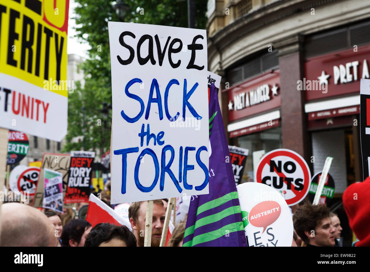 Londres, Royaume-Uni. 20 Juin, 2015. À l'austérité des manifestants anti mars dans le centre de Londres, au Royaume-Uni. Manifestant contre les milliards de '£s' coupures à l'aide sociale et autres services essentiels. Le plan du gouvernement conservateur de couper €12 milliards de l'aide sociale budget. L'austérité fin protester maintenant London UK. Banque D'Images
