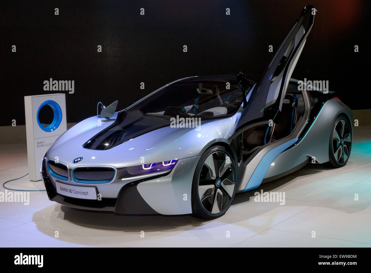 La BMW i8, une voiture de sport hybride rechargeable, a été présentée au salon de l'automobile de Tokyo 2011. Ce véhicule futuriste présente un design dynamique et aérodynamique avec des courbes épurées, soulignant l'innovation de BMW en matière de mobilité électrique et de voitures de sport de luxe. Banque D'Images
