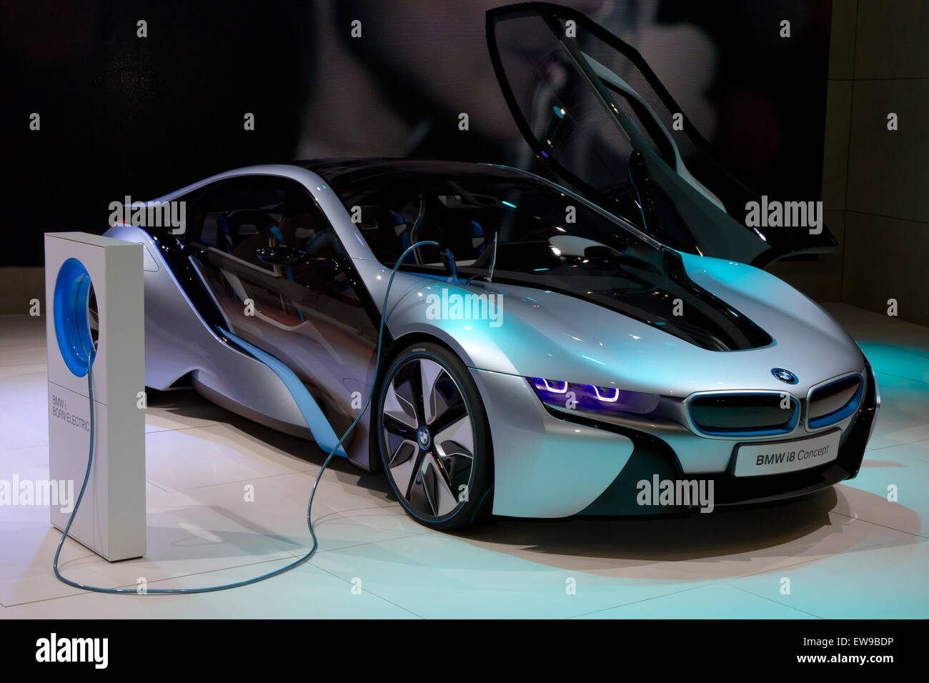 La BMW i8, présentée au salon de l'automobile de Tokyo 2011, est une voiture de sport hybride rechargeable qui allie design futuriste et performances avancées. Il souligne l'engagement de BMW en faveur du luxe durable et de la technologie de pointe. Banque D'Images