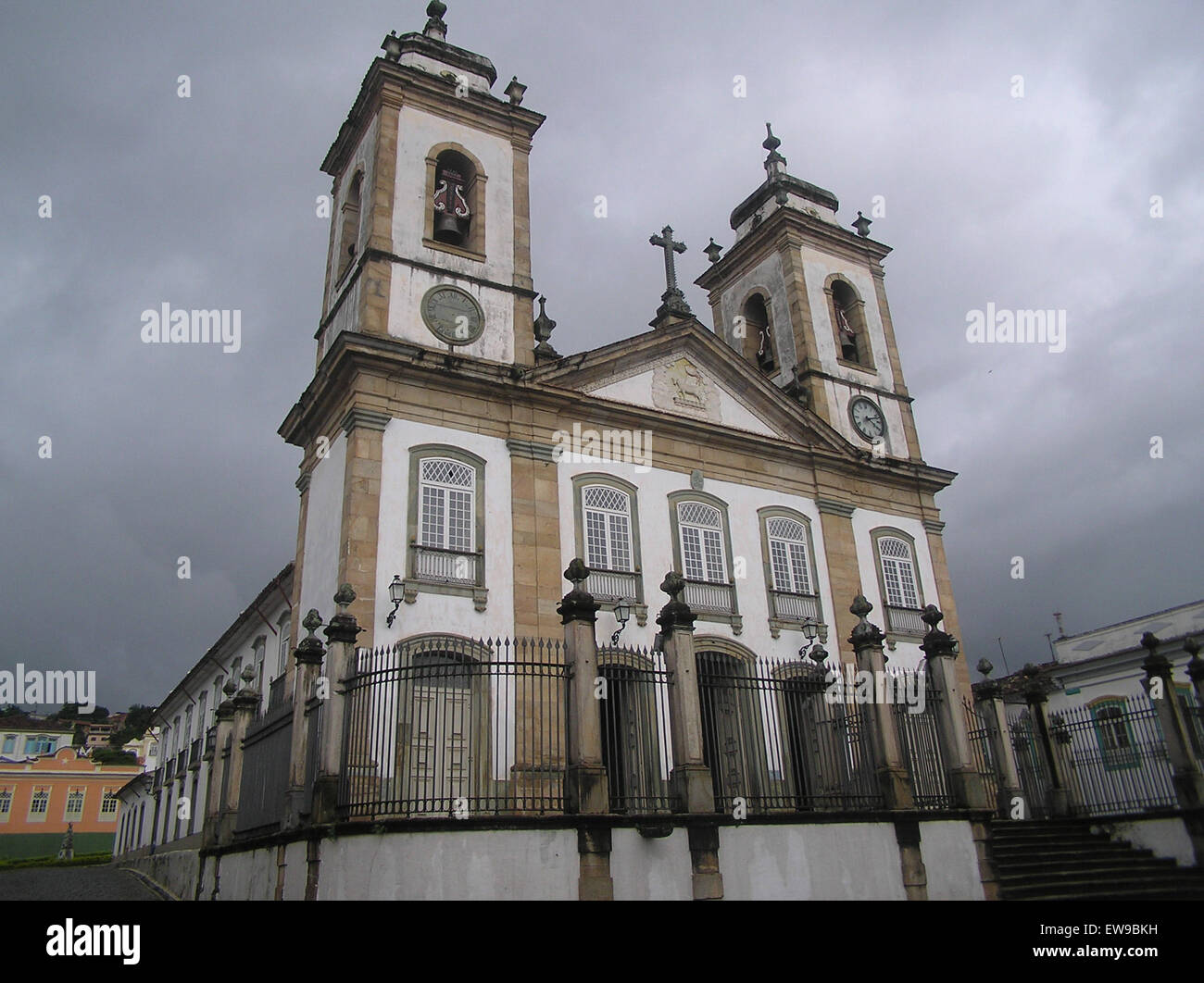 La cathédrale de São João del Rei au Brésil, connue pour son architecture baroque, est un symbole du passé colonial de la région. Son design orné et sa signification historique sont représentés dans cette œuvre d'art détaillée. Banque D'Images