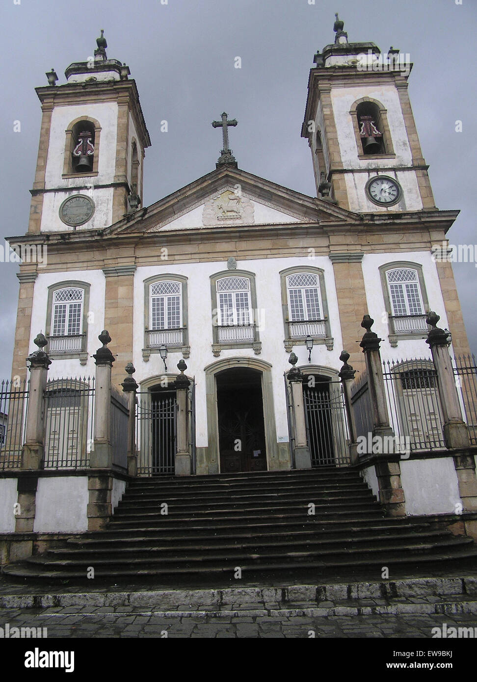 *Cathédrale 1 Sao Joao del Rei* est une église historique remarquable située à São João del Rei, au Brésil. La cathédrale est reconnue pour son architecture baroque, avec des détails complexes et une riche signification culturelle et religieuse dans la région. Banque D'Images