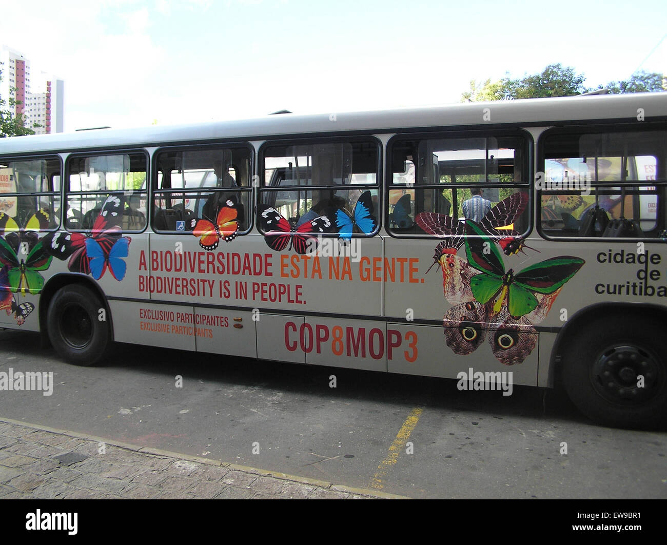 Cette image capture un bus de la conférence COP8/MOP3 2006 à Curitiba, au Brésil. Il met en lumière les méthodes de transport utilisées lors de cet événement mondial, en mettant l’accent sur les solutions de transport urbain durable. Banque D'Images