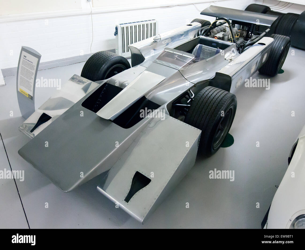 Cette image montre la vue avant gauche de la Cosworth 4WD, une voiture de course de la collection Donington Grand Prix. La voiture est réputée pour son excellence en ingénierie et son importance historique dans les sports mécaniques. Banque D'Images