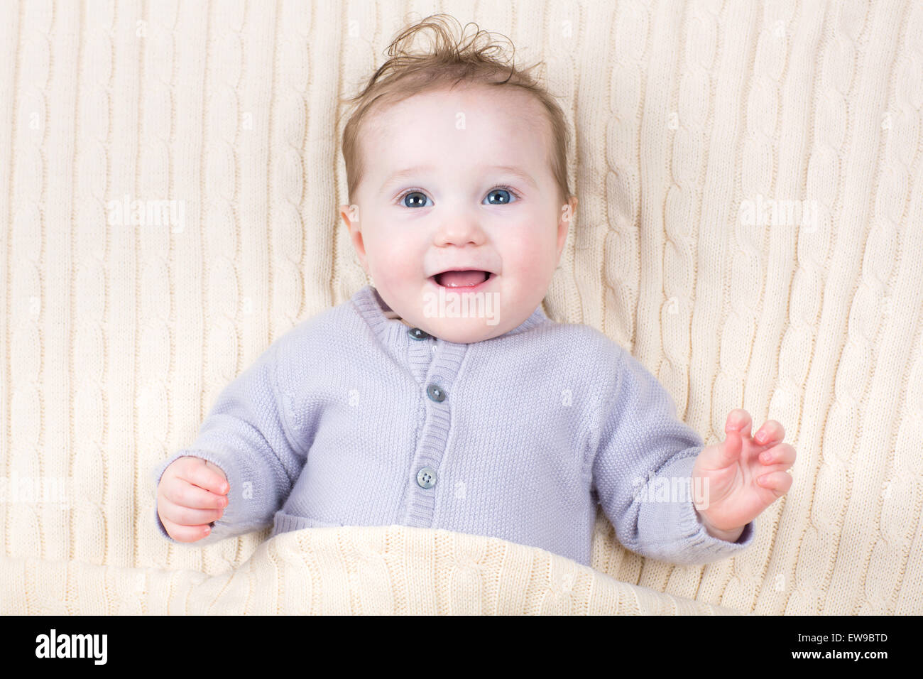 Profil D Un Mignon Bebe Fille Cardigan Tricote Dans Un Livre Blanc Photo Stock Alamy Profil D Un Mignon Bebe Fille Cardigan Tricote Dans Un Livre Blanc Photo Stock Alamy