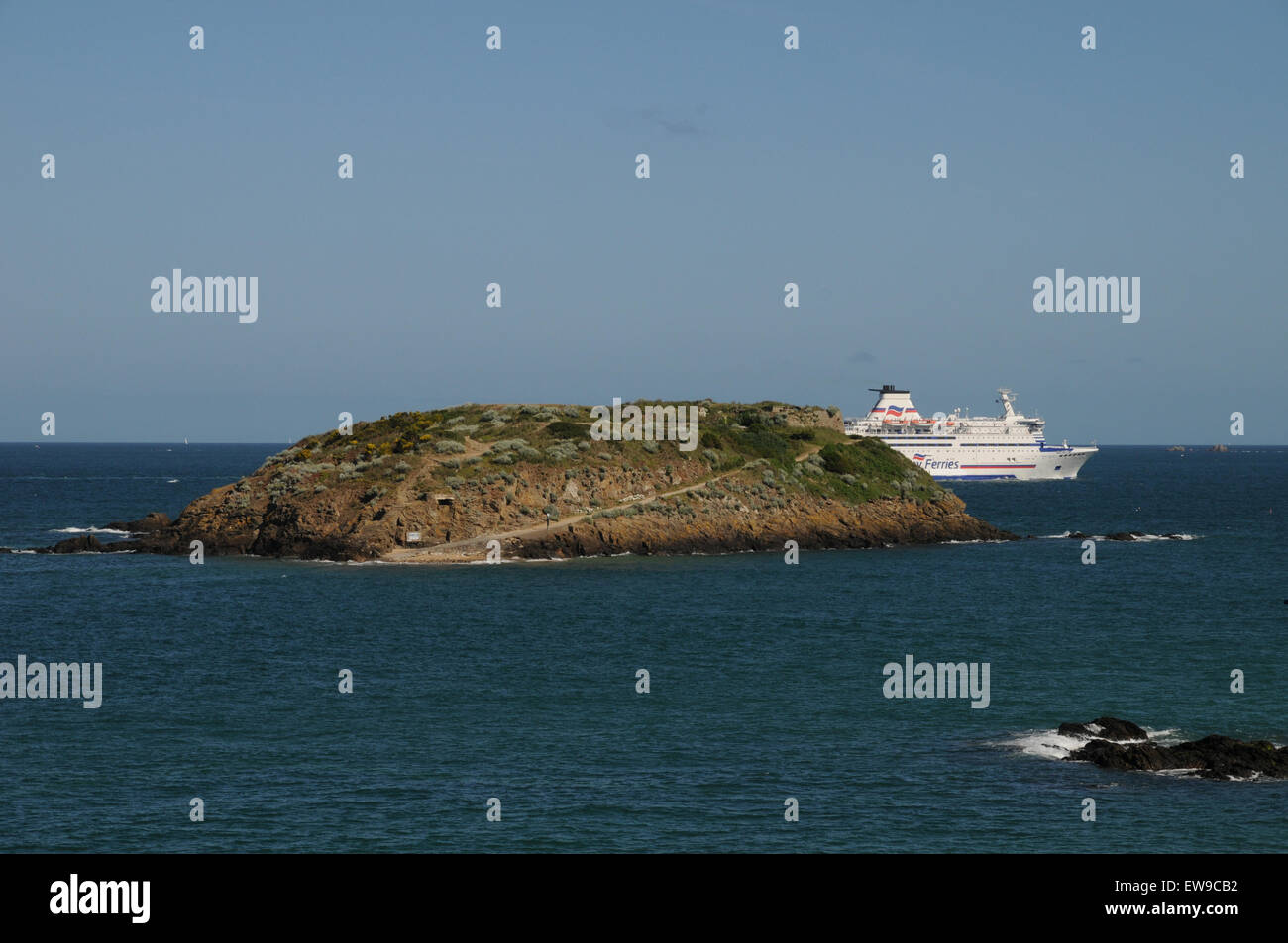 Un cross channel ferry quitte le port de St Malo, Bretagne, à Portsmouth.Le ferry passe à proximité de la ville fortifiée de remparts. Banque D'Images