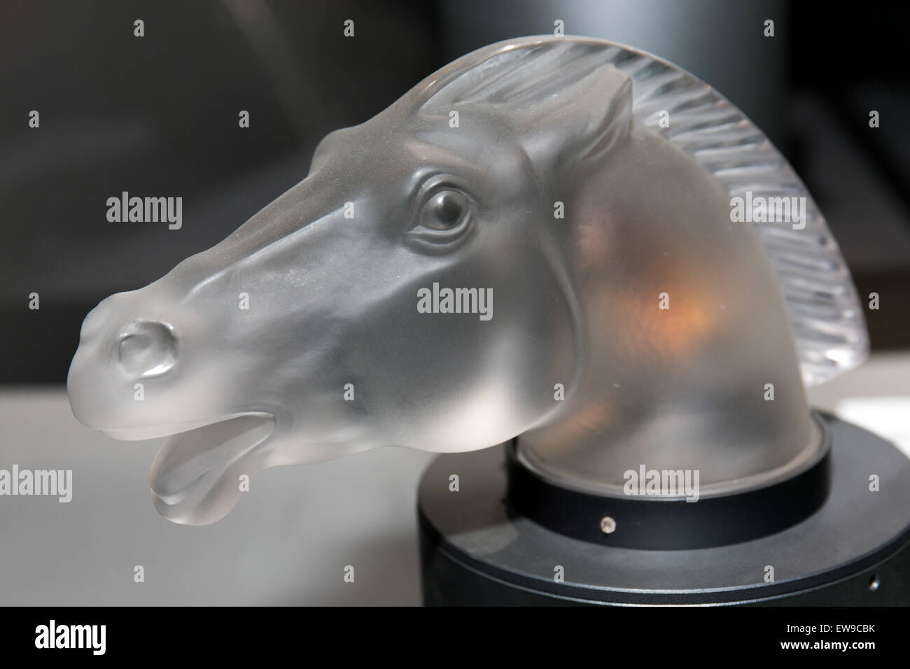 L'Epsom, conçu par René Lalique, est une superbe pièce de verre d'art qui reflète la maîtrise de Lalique des conceptions complexes et de l'artisanat. Il est exposé au Toyota automobile Museum, mettant en valeur sa beauté intemporelle. Banque D'Images