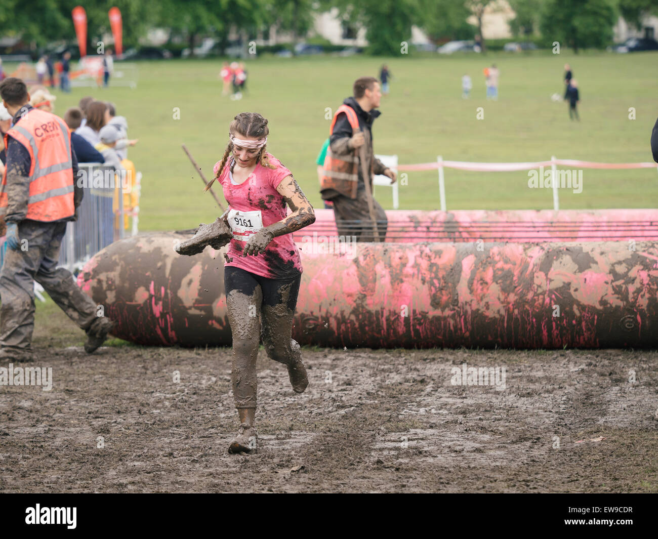 Glasgow, Royaume-Uni. 20 Juin, 2015. Les femmes dirigent le 5k 'Joli' boueux à l'appui de la course pour la recherche sur le cancer à Bellahouston Park. Credit : Alan Robertson/Alamy Live News Banque D'Images