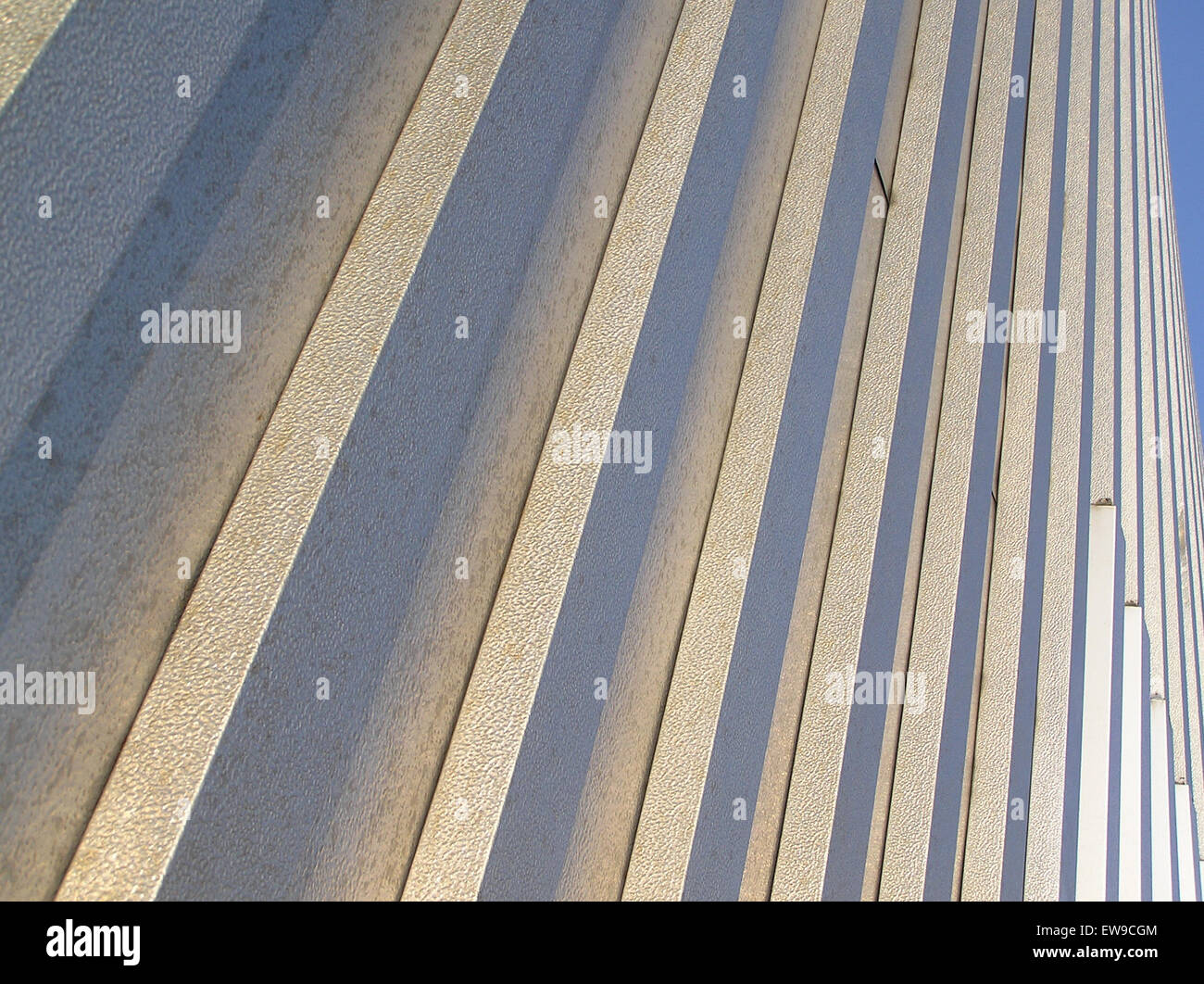 Une photographie de la cathédrale de Tokyo, conçue par Tange Kenzo et Sekiguchi, prise le 2 juillet 2003, montrant son architecture moderne et son influence urbaine. Banque D'Images