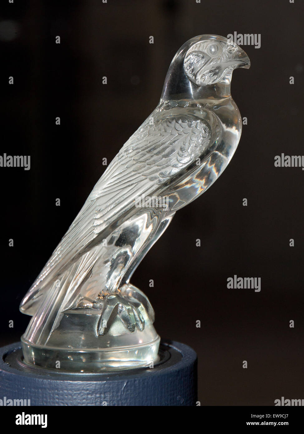 Le « Faucon » de René Lalique est une superbe pièce de verre d’art présentée au Toyota automobile Museum, représentant la maîtrise de l’artiste en sculpture et design. Banque D'Images