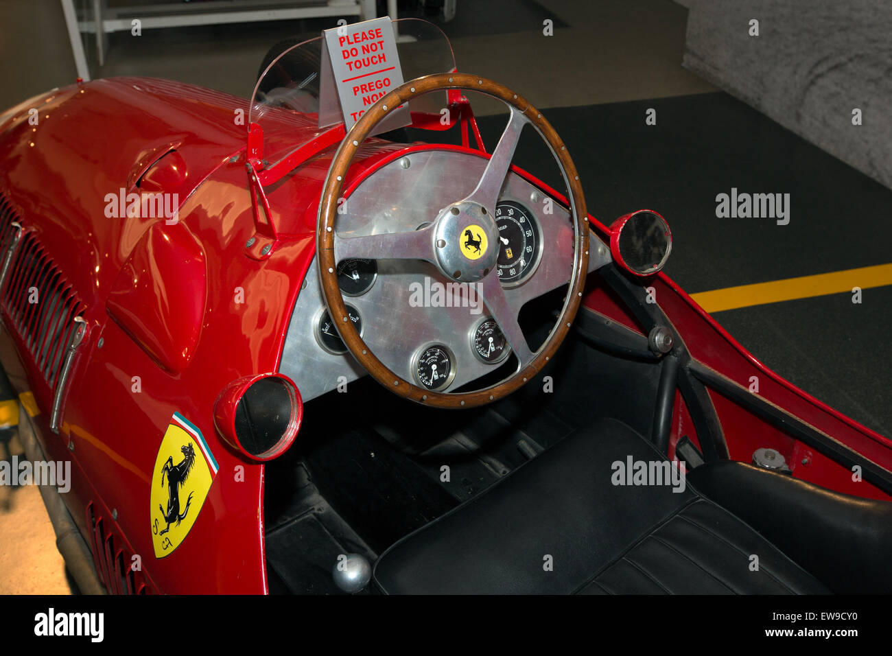 Le cockpit de la Ferrari 166 F2, exposé au Museo Ferrari, met en valeur la conception détaillée et l'ingénierie de cette voiture de course historique. Connue pour ses performances puissantes et son design classique, la 166 F2 est un exemple clé des prouesses d'ingénierie de Ferrari en formule 1. Banque D'Images