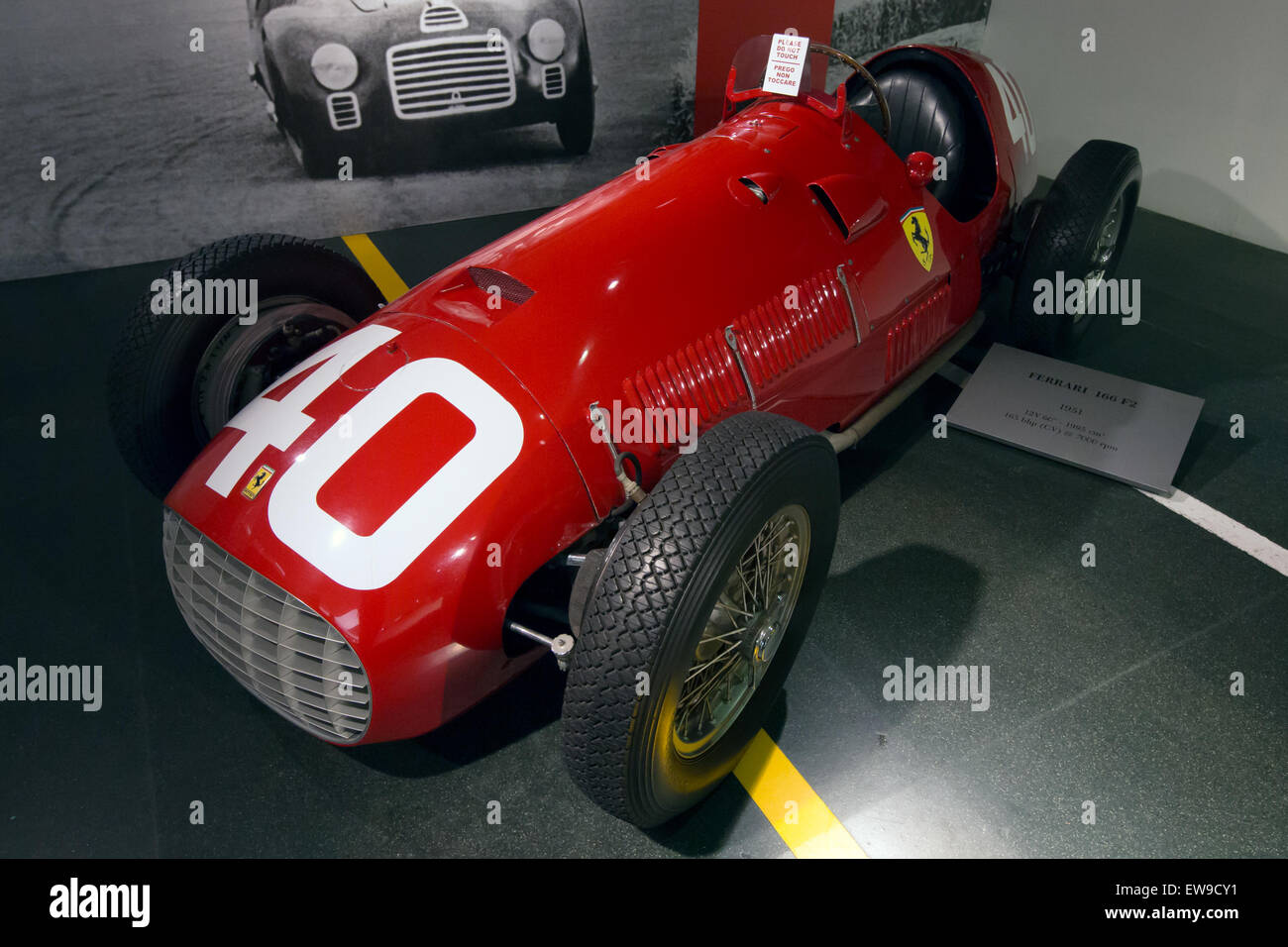 La Ferrari 166 F2, vue de l'avant gauche, est une voiture de course classique exposée au Museo Ferrari, reflétant l'héritage d'ingénierie de Ferrari dans l'histoire du sport automobile. Banque D'Images