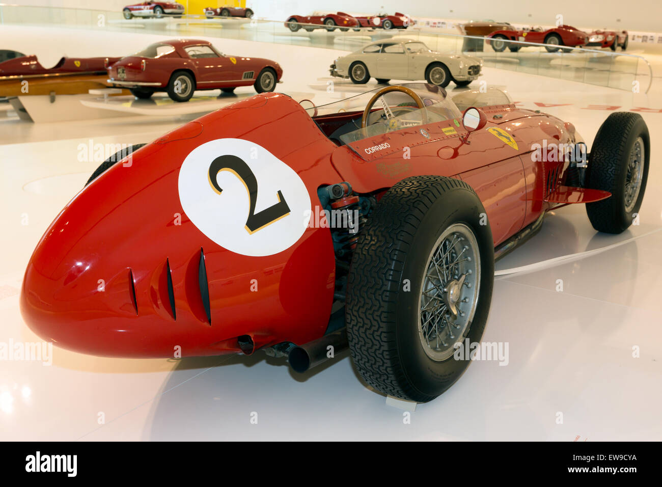 Photographie d'une Ferrari 246 F1 exposée au musée Enzo Ferrari. L'image capture l'angle arrière droit de la voiture classique de formule 1. Banque D'Images