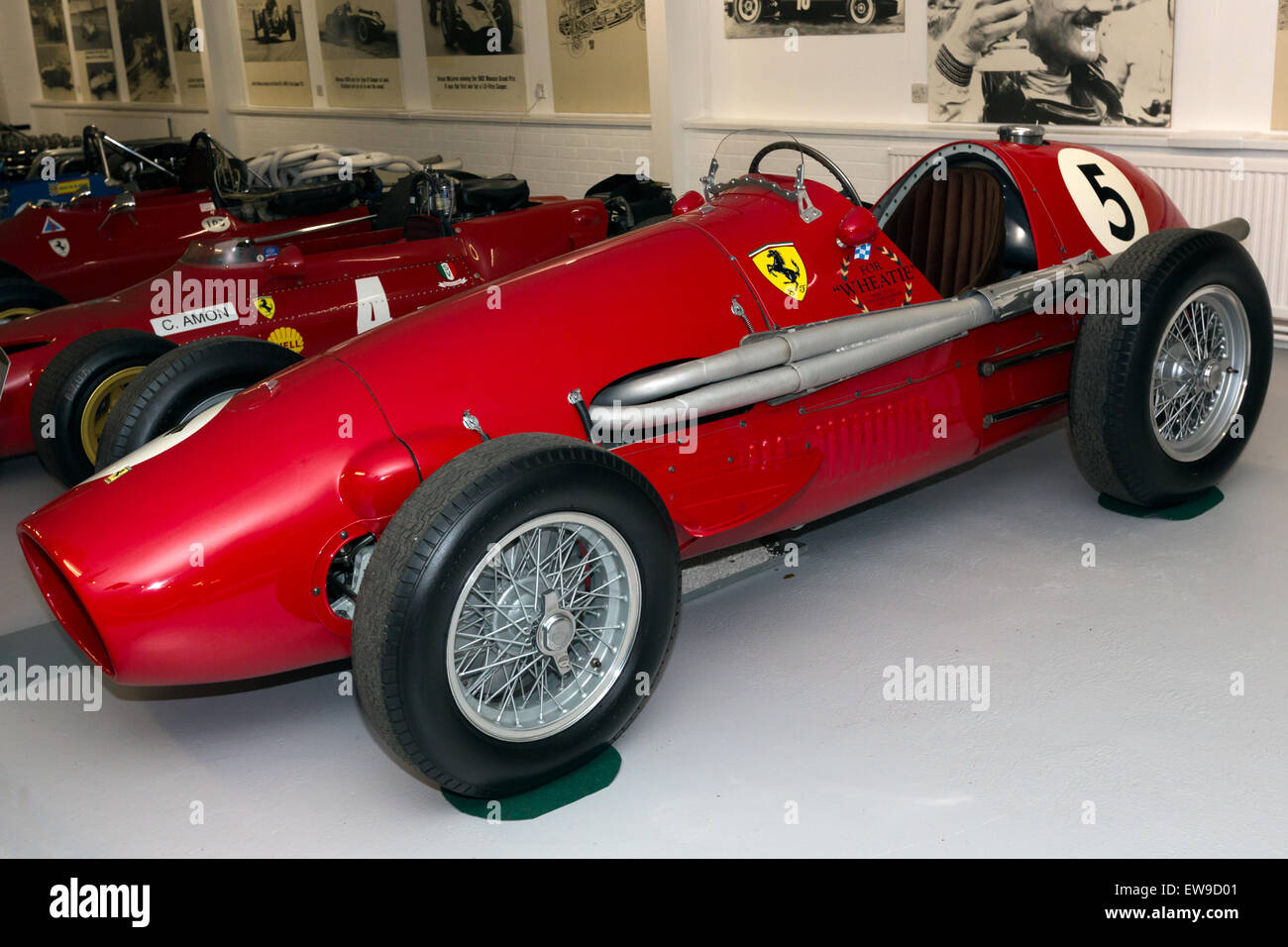 La Ferrari 500 F2 est une voiture historique de formule 1 figurant dans la collection Donington Grand Prix. Ce modèle, réputé pour son design et ses performances, représente une ère importante dans l'histoire de la course. Banque D'Images