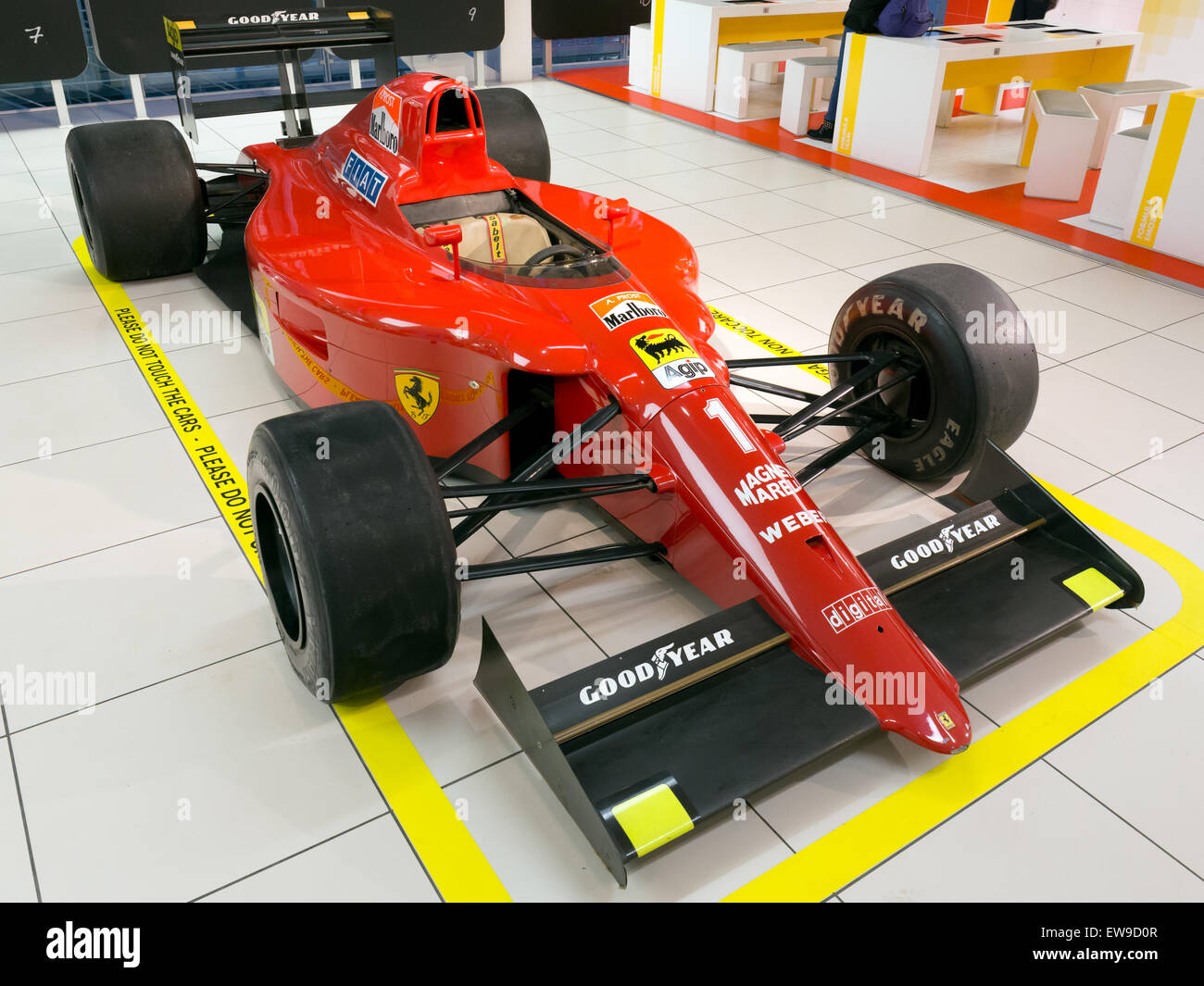 La Ferrari 641-2, exposée au Museo Ferrari, est une voiture de formule 1 de la saison 1990. Il est connu pour son design innovant et ses performances en compétition. Ce modèle dispose d'une vue avant droite, mettant en évidence ses caractéristiques aérodynamiques et la configuration du châssis. Banque D'Images