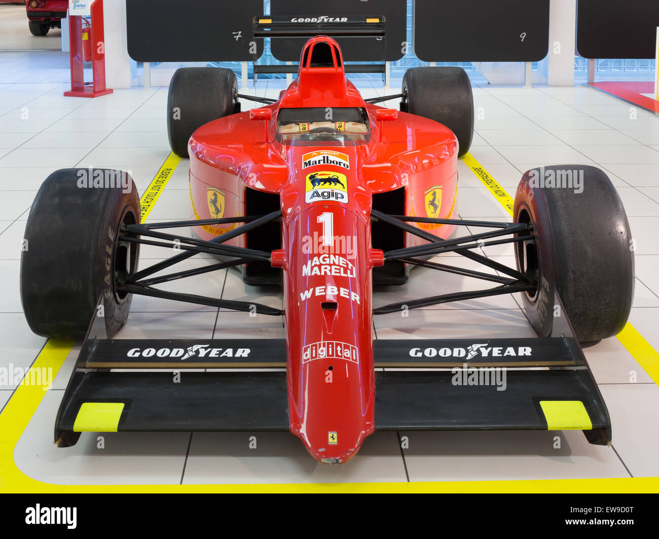 La Ferrari 641-2 est une voiture de formule 1 conçue par Ferrari et qui a couru pendant la saison 1990 de formule 1. La vue de face de la voiture au Museo Ferrari met en évidence son design aérodynamique et ses spécifications techniques, reflétant la technologie de pointe utilisée dans le sport automobile à cette époque. Banque D'Images