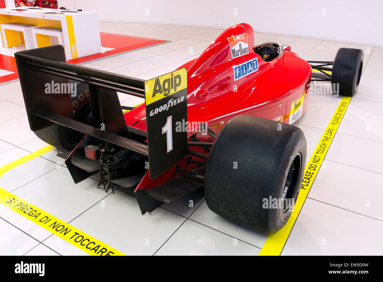 La Ferrari 641-2, présentée au Museo Ferrari, est une voiture de formule 1 conçue pour la saison F1 1990. La vue arrière droite de cette voiture révèle son design aérodynamique épuré et son ingénierie de pointe, un témoignage de l'innovation de Ferrari dans les sports mécaniques. Banque D'Images