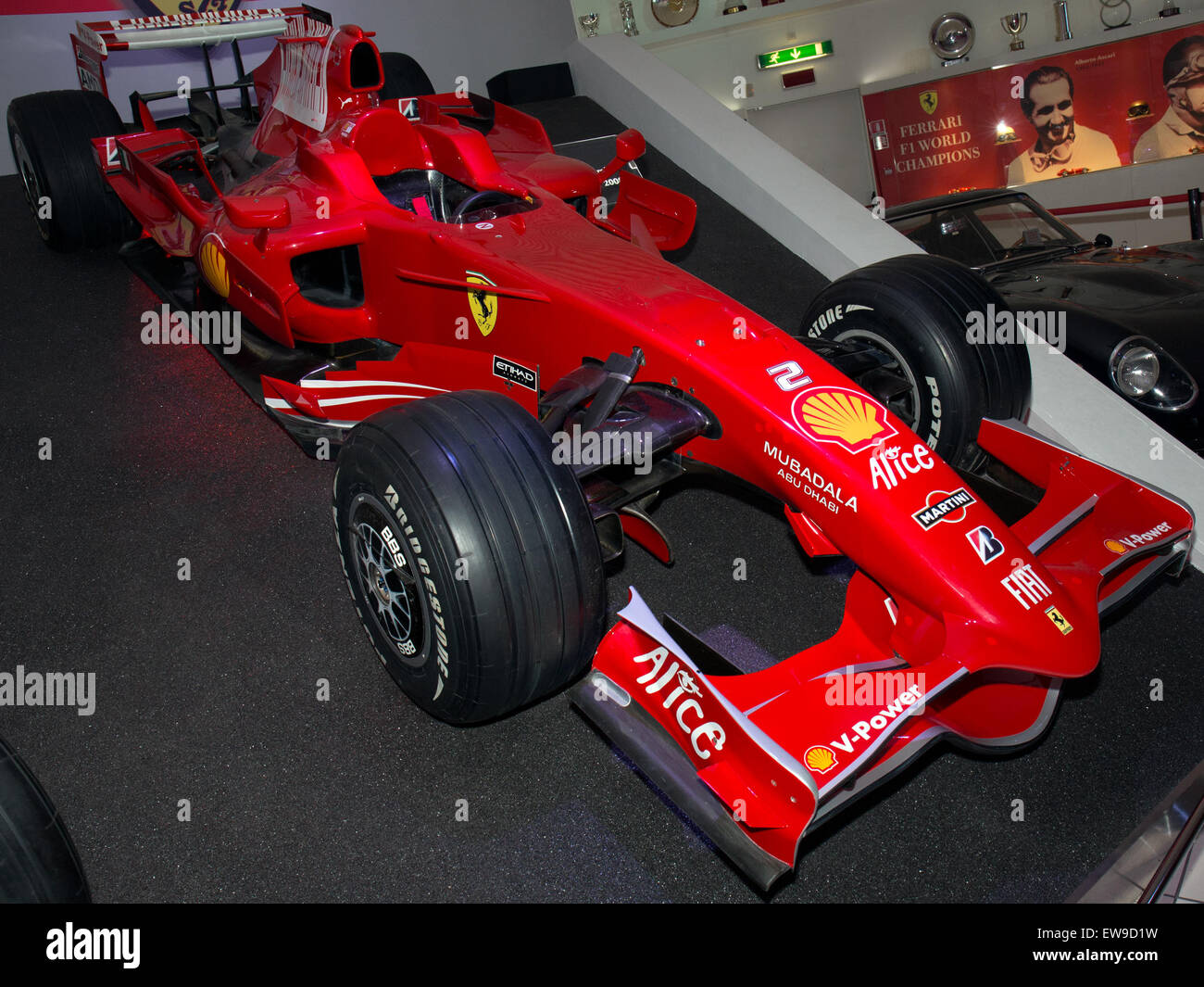 La Ferrari F2008 est exposée au Museo Ferrari, mettant en valeur son ingénierie avancée et son design emblématique. Cette voiture de formule 1 dispose d'une vue avant droite, mettant l'accent sur sa forme aérodynamique et ses composants mécaniques. Banque D'Images
