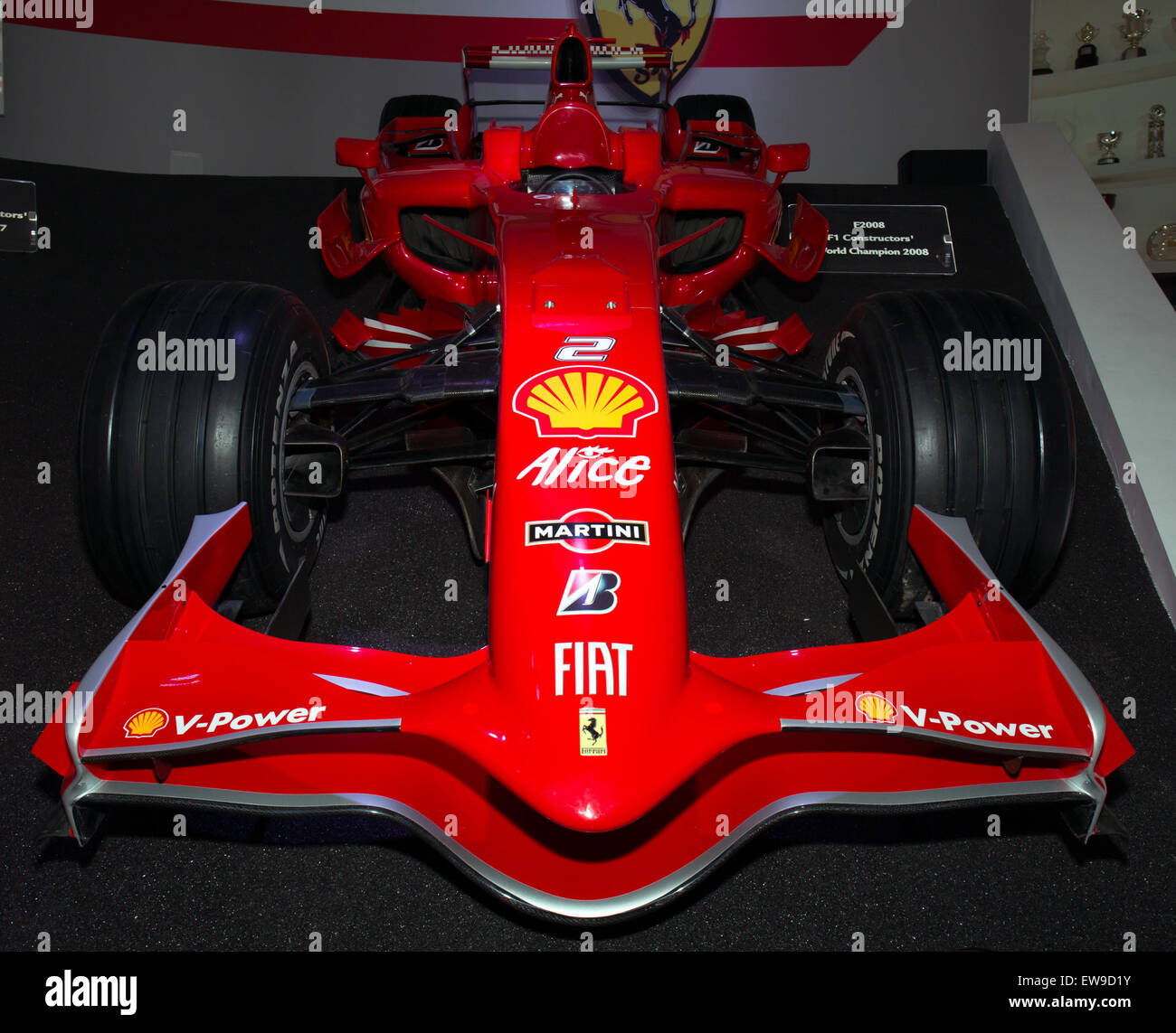 La Ferrari F2008, exposée au Museo Ferrari, présente l’emblématique voiture de formule 1 conçue pour la saison 2008. Son design aérodynamique élégant et ses innovations en matière d'ingénierie soulignent les prouesses de Ferrari dans les sports mécaniques. Banque D'Images
