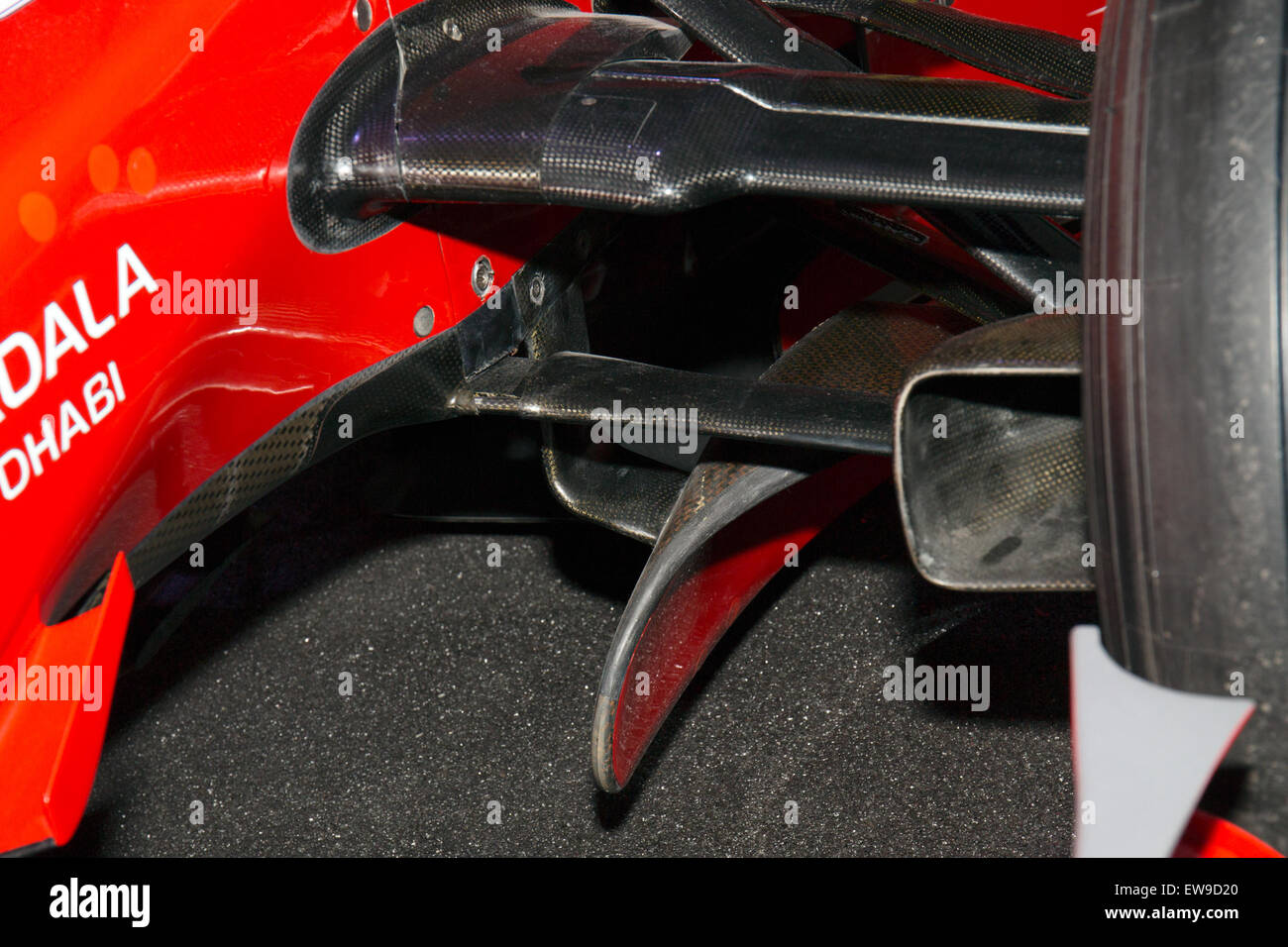 Le système de suspension avant de la Ferrari F2008, exposé au Museo Ferrari, démontre l'ingénierie automobile avancée utilisée en formule 1. La conception privilégie la performance, la stabilité et le contrôle, contribuant ainsi au succès de Ferrari pendant la saison 2008. Banque D'Images