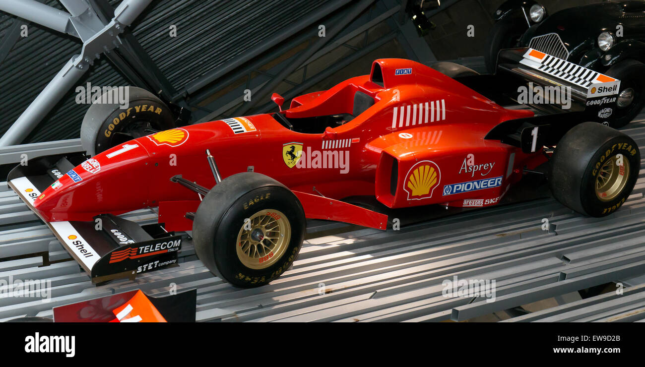 La Ferrari F310 est une voiture de formule 1, présentée dans une vue avant gauche, mettant en valeur son design aérodynamique et ses innovations techniques. Ce modèle représente une ère importante dans l'histoire du sport automobile de Ferrari. Banque D'Images