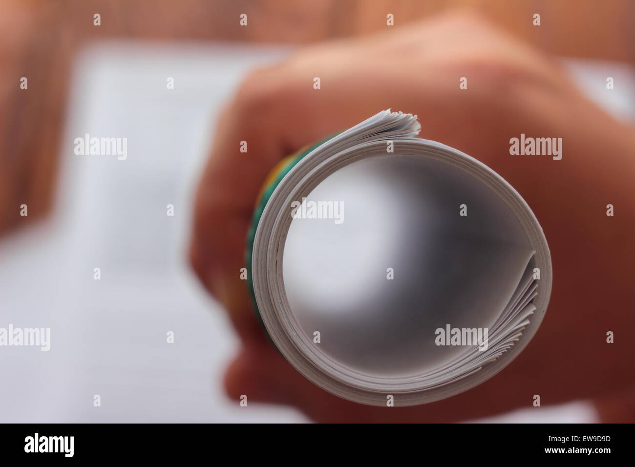 Examiner la distance à travers les feuilles de papier, la bande caoutchouc torsadée Banque D'Images