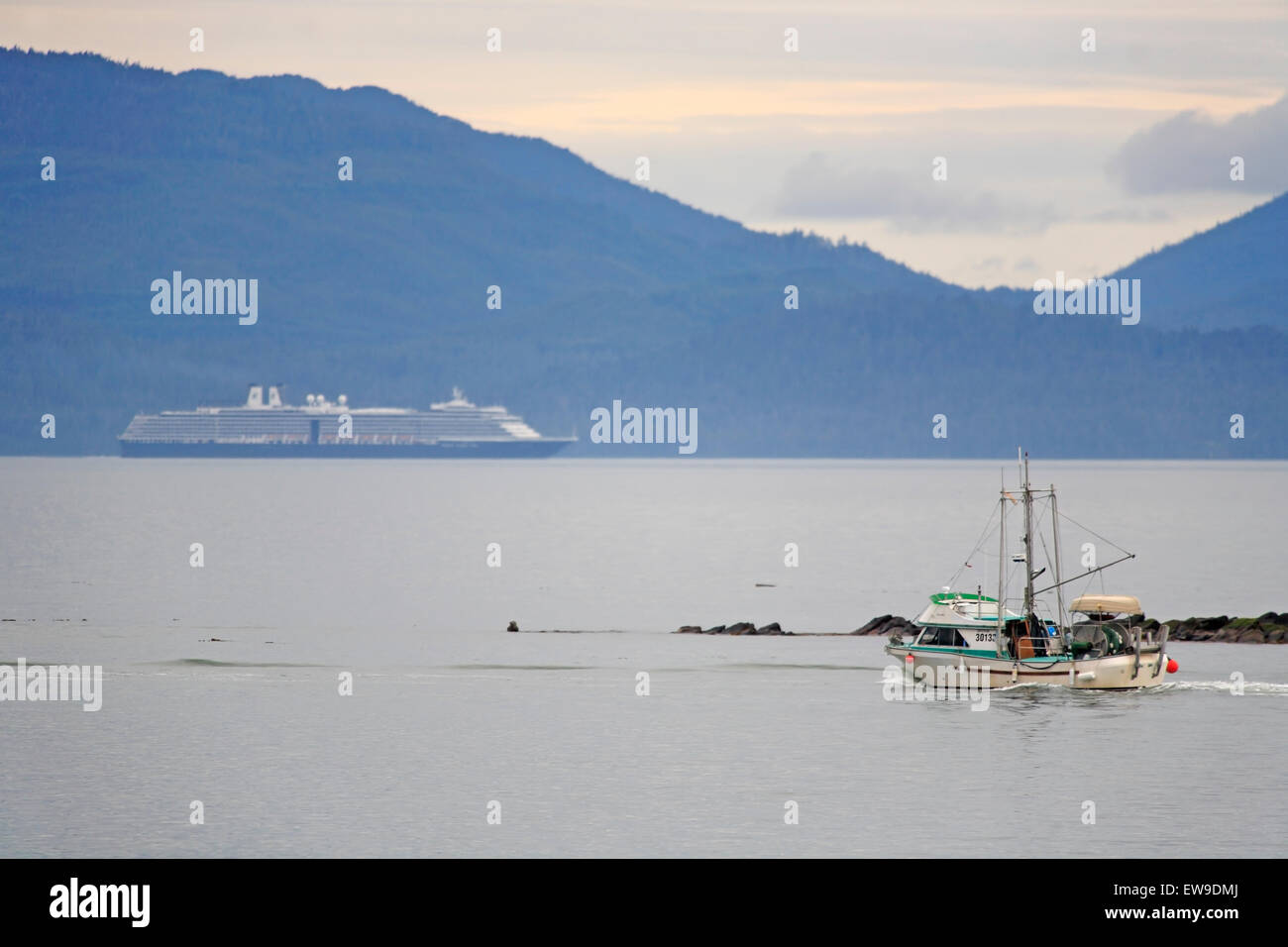 Bateau de pêche commercial avec un paquebot de croisière en arrière-plan, Prince Rupert (Colombie-Britannique) Banque D'Images