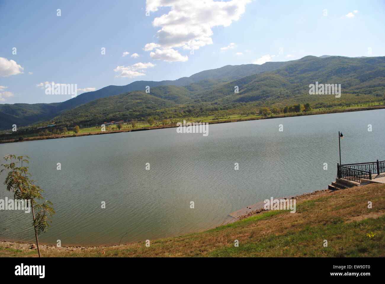 Le lac au-dessous de la montagne Banque D'Images