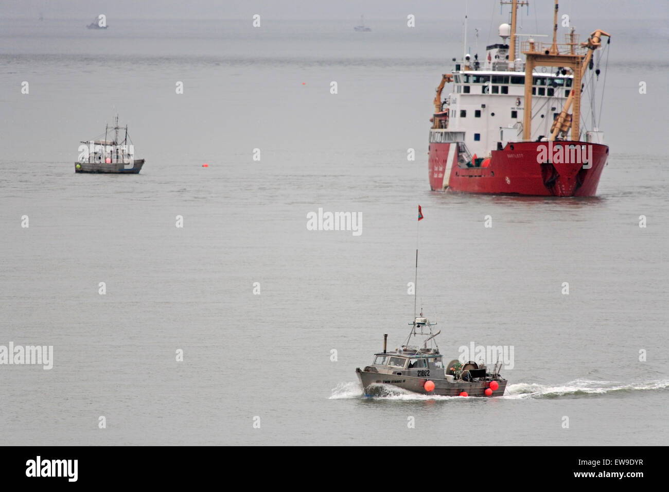 La pêche commerciale autour de navire de la Garde côtière canadienne 'Bartlett', passage d'Inverness, près de Port Edward, C.-B. Banque D'Images